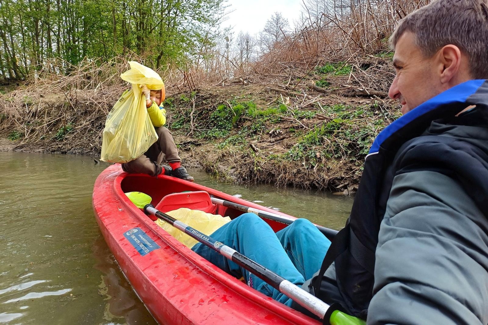 Zdjęcie w galerii na portalu naszwodzislaw.com: Magiel, odkurzacz i dziesiątki butelek. Szokujące znaleziska w Piotrówce wiadomości z regionu