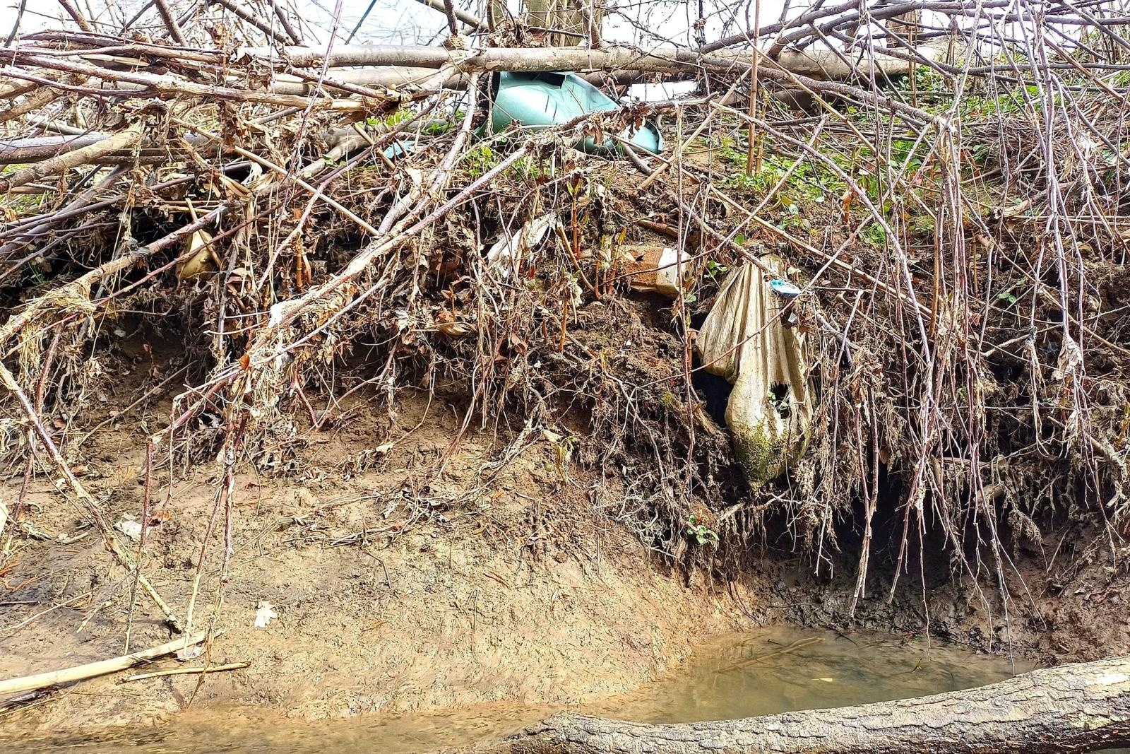 Zdjęcie w galerii na portalu naszwodzislaw.com: Magiel, odkurzacz i dziesiątki butelek. Szokujące znaleziska w Piotrówce wiadomości z regionu