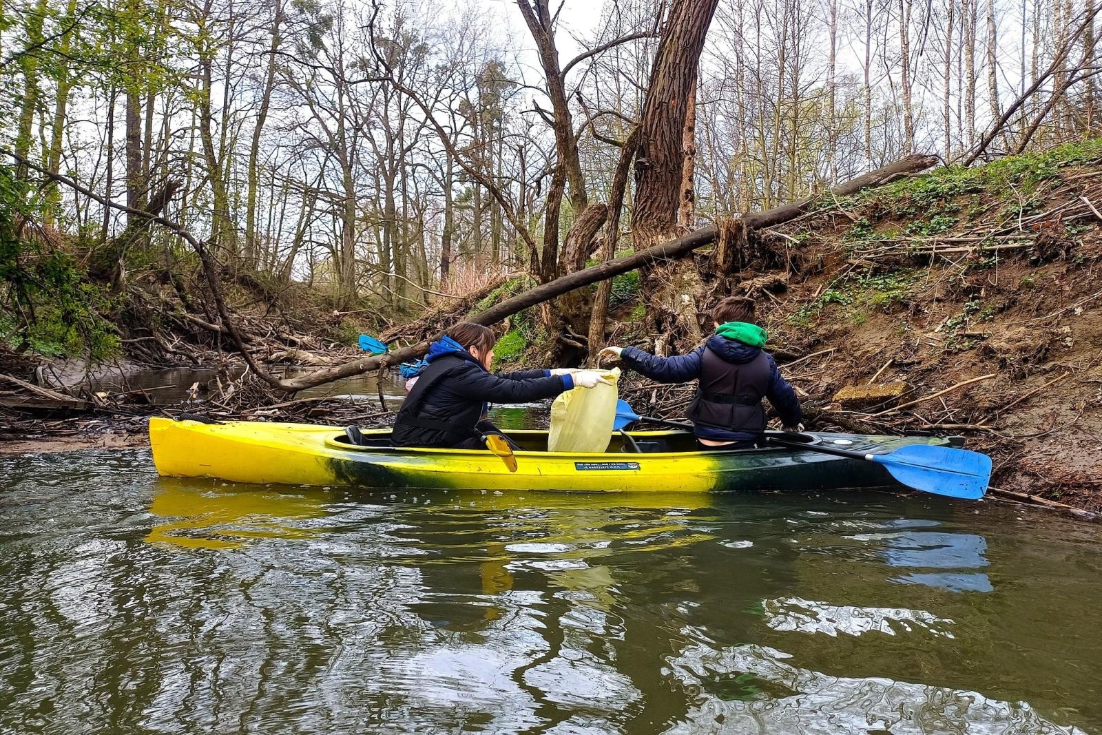 Zdjęcie w galerii na portalu naszwodzislaw.com: Magiel, odkurzacz i dziesiątki butelek. Szokujące znaleziska w Piotrówce wiadomości z regionu