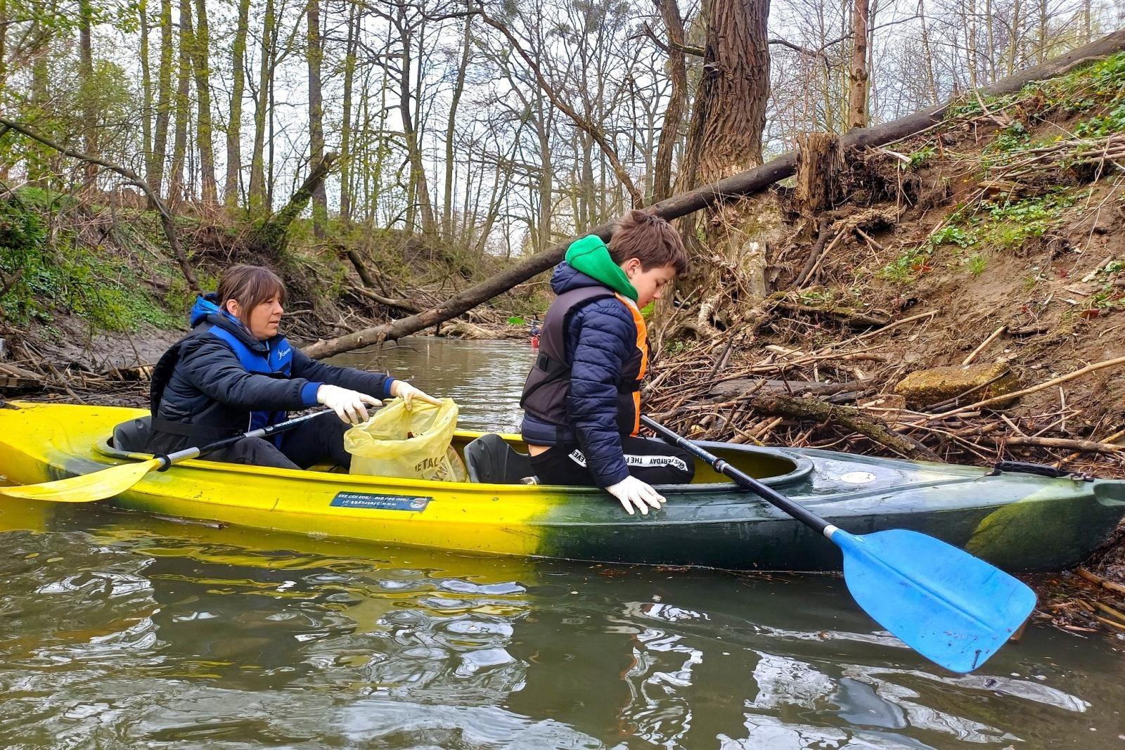 Zdjęcie w galerii na portalu naszwodzislaw.com: Magiel, odkurzacz i dziesiątki butelek. Szokujące znaleziska w Piotrówce wiadomości z regionu