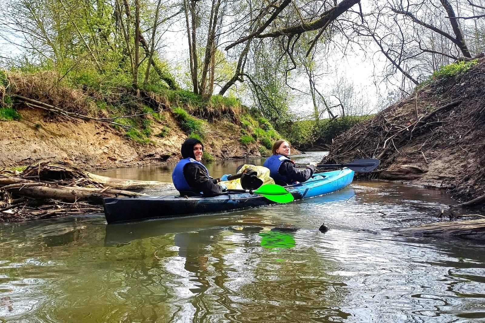 Zdjęcie w galerii na portalu naszwodzislaw.com: Magiel, odkurzacz i dziesiątki butelek. Szokujące znaleziska w Piotrówce wiadomości z regionu