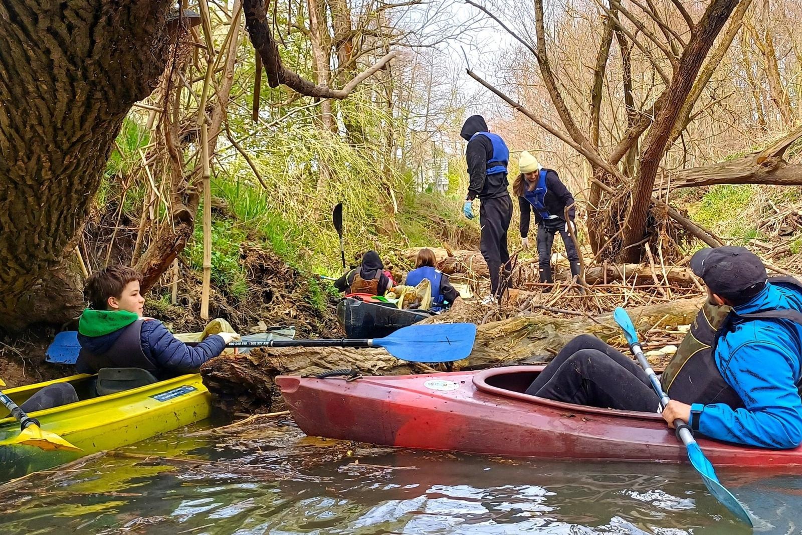 Zdjęcie w galerii na portalu naszwodzislaw.com: Magiel, odkurzacz i dziesiątki butelek. Szokujące znaleziska w Piotrówce wiadomości z regionu