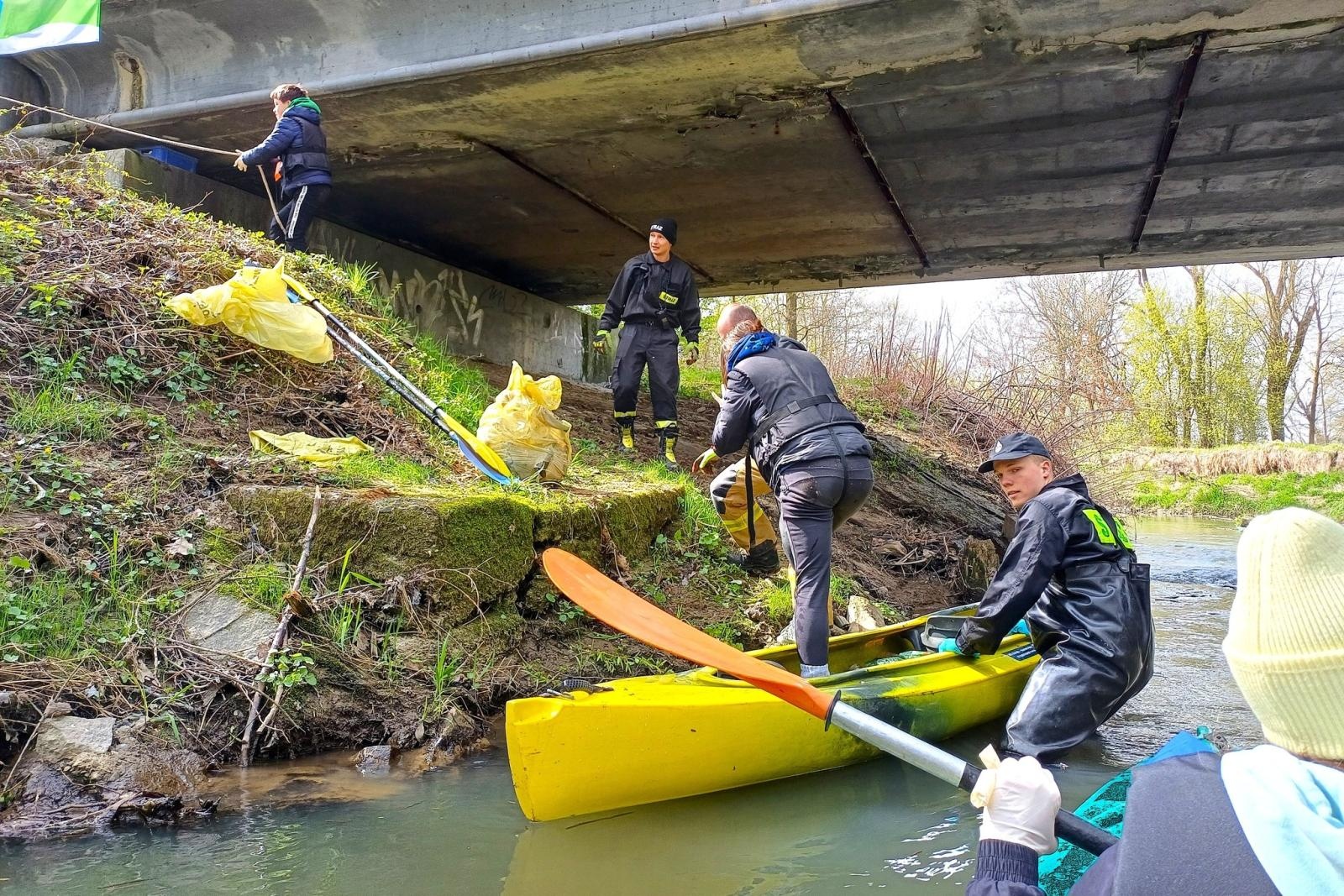 Zdjęcie w galerii na portalu naszwodzislaw.com: Magiel, odkurzacz i dziesiątki butelek. Szokujące znaleziska w Piotrówce wiadomości z regionu