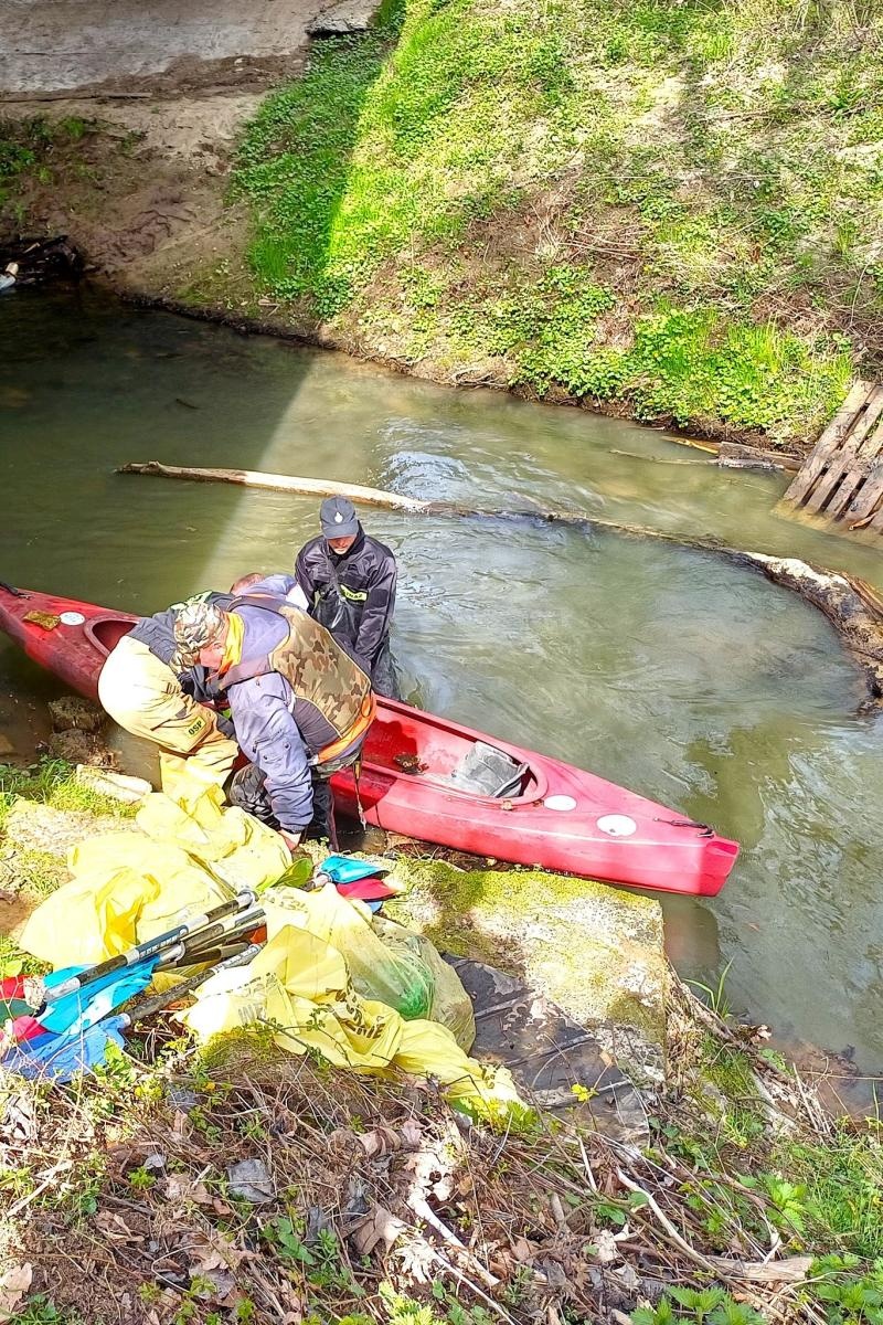Zdjęcie w galerii na portalu naszwodzislaw.com: Magiel, odkurzacz i dziesiątki butelek. Szokujące znaleziska w Piotrówce wiadomości z regionu