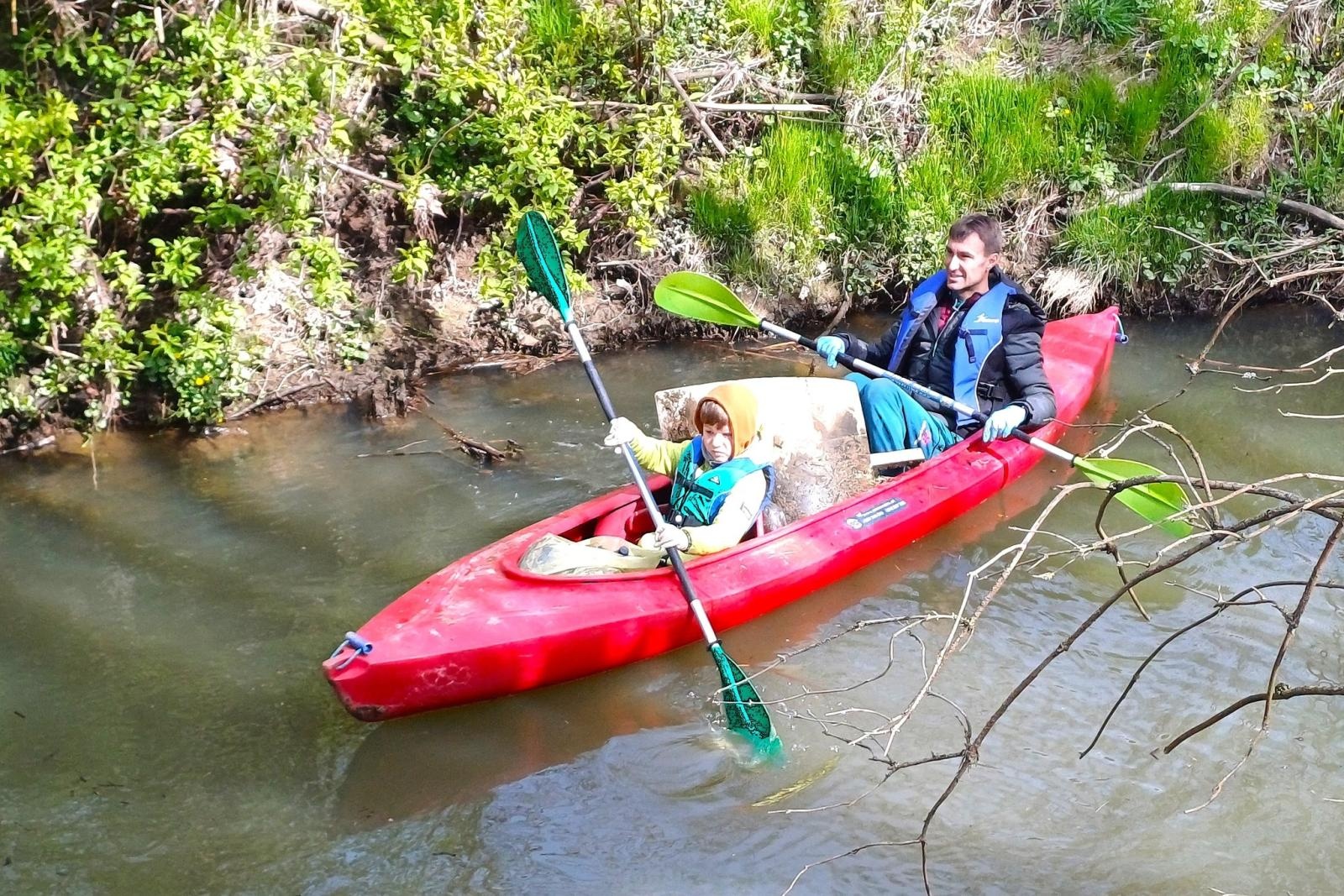 Zdjęcie w galerii na portalu naszwodzislaw.com: Magiel, odkurzacz i dziesiątki butelek. Szokujące znaleziska w Piotrówce wiadomości z regionu