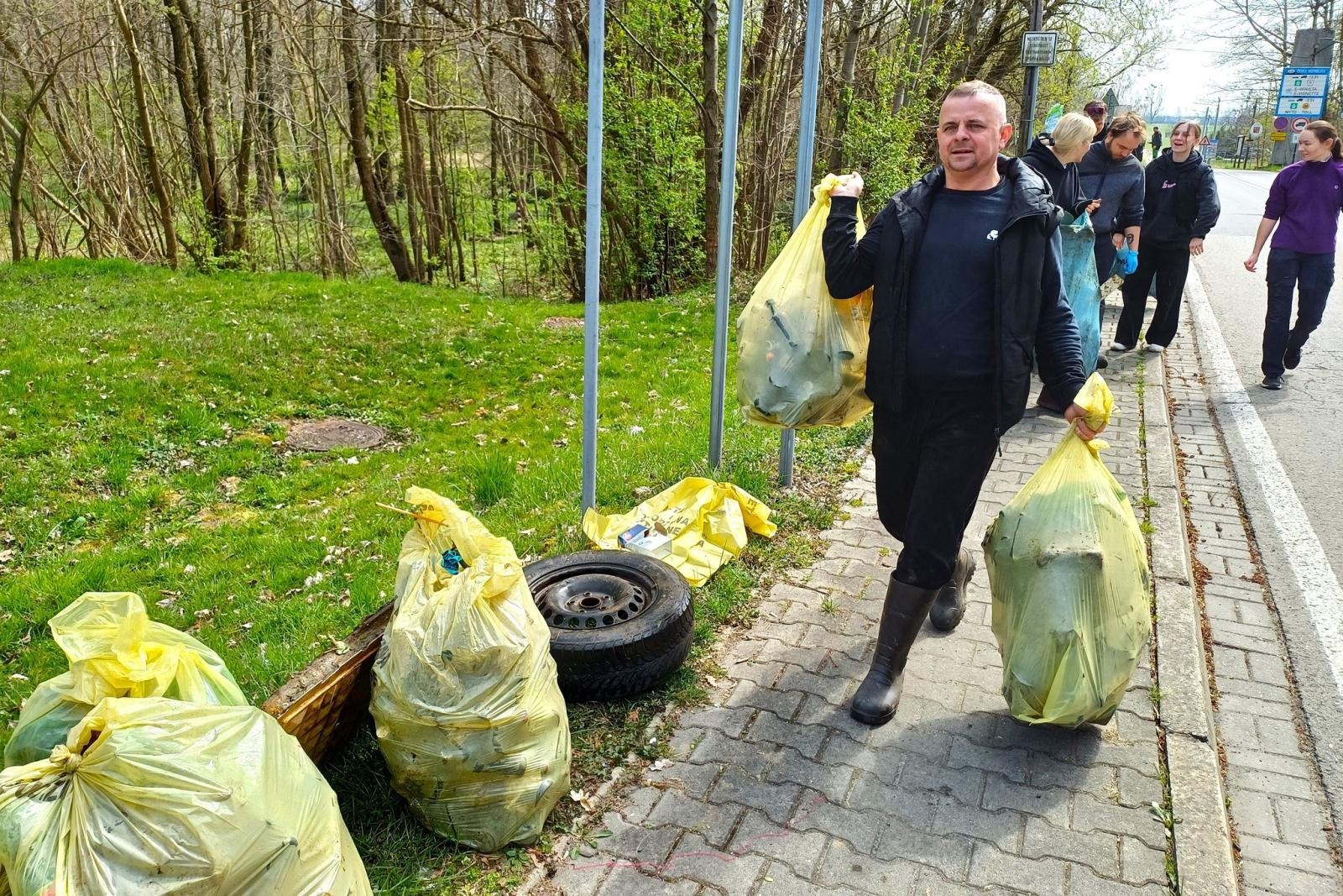 Zdjęcie w galerii na portalu naszwodzislaw.com: Magiel, odkurzacz i dziesiątki butelek. Szokujące znaleziska w Piotrówce wiadomości z regionu