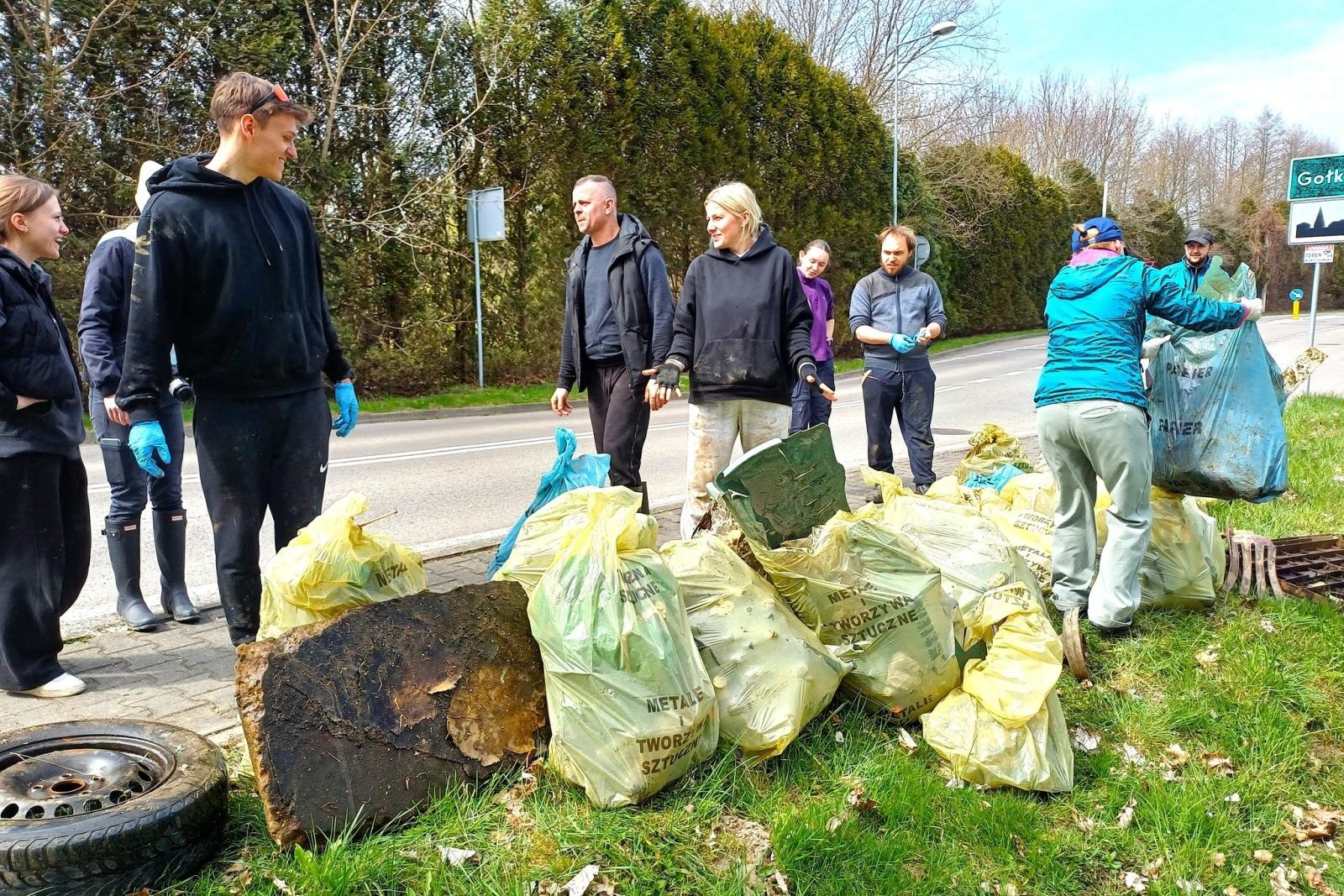Zdjęcie w galerii na portalu naszwodzislaw.com: Magiel, odkurzacz i dziesiątki butelek. Szokujące znaleziska w Piotrówce wiadomości z regionu