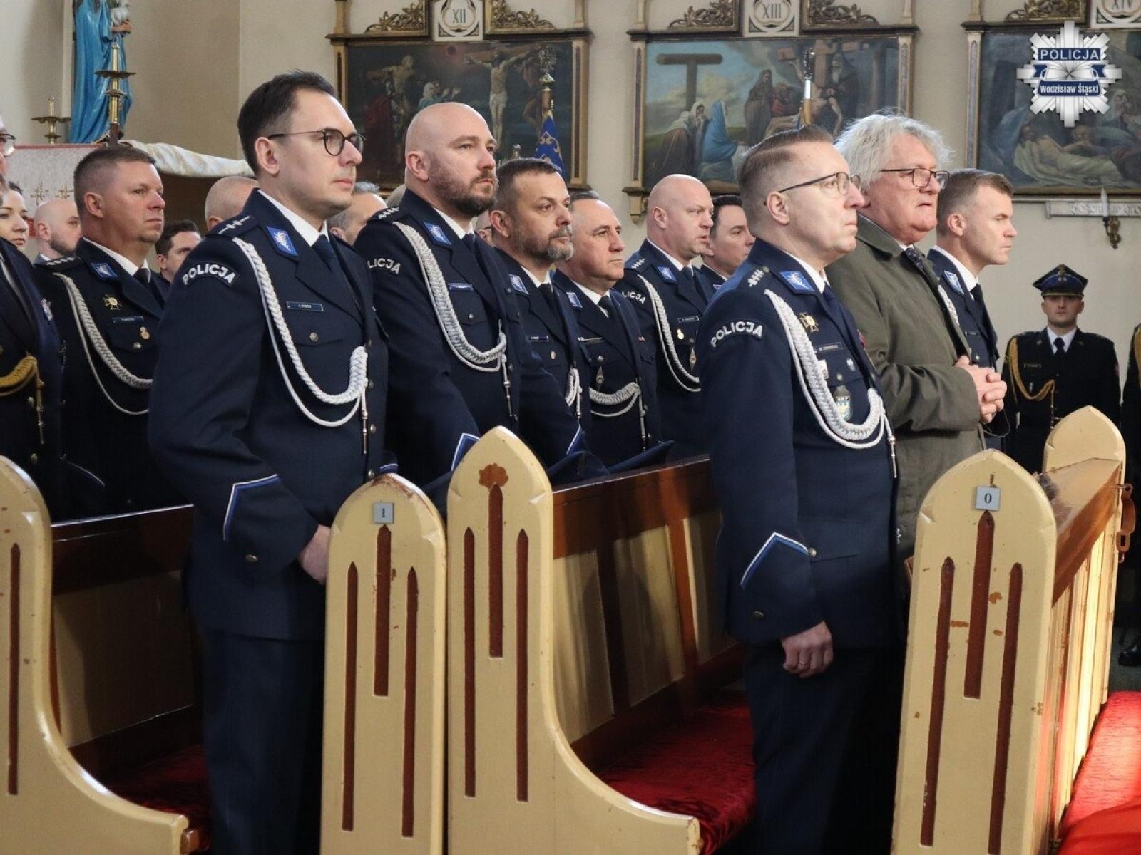 Zdjęcie w galerii na portalu naszwodzislaw.com: Hołd dla bohaterów. W Marklowicach odsłonięto tablicę ku czci ofiar Katynia wiadomości z regionu