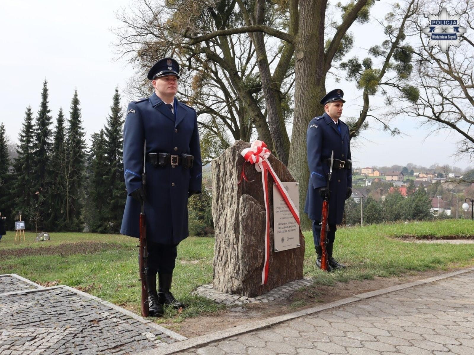 Zdjęcie w galerii na portalu naszwodzislaw.com: Hołd dla bohaterów. W Marklowicach odsłonięto tablicę ku czci ofiar Katynia wiadomości z regionu
