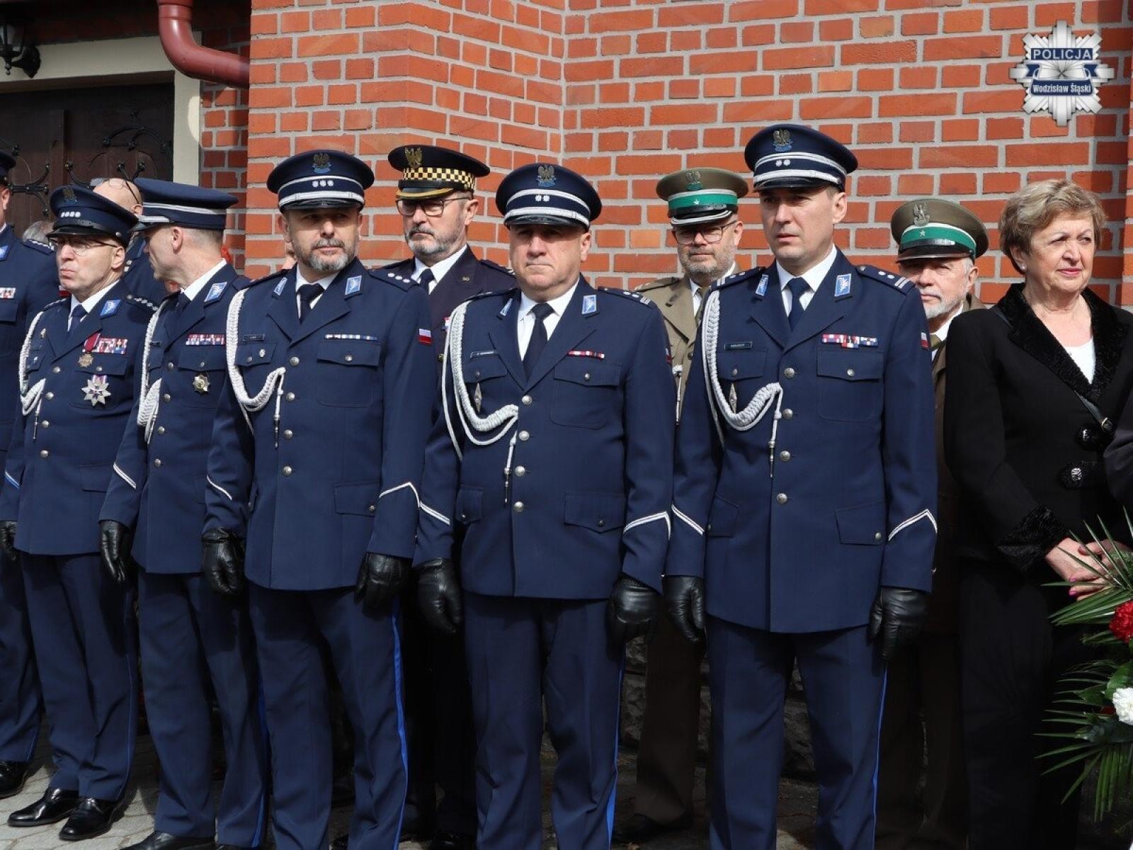 Zdjęcie w galerii na portalu naszwodzislaw.com: Hołd dla bohaterów. W Marklowicach odsłonięto tablicę ku czci ofiar Katynia wiadomości z regionu