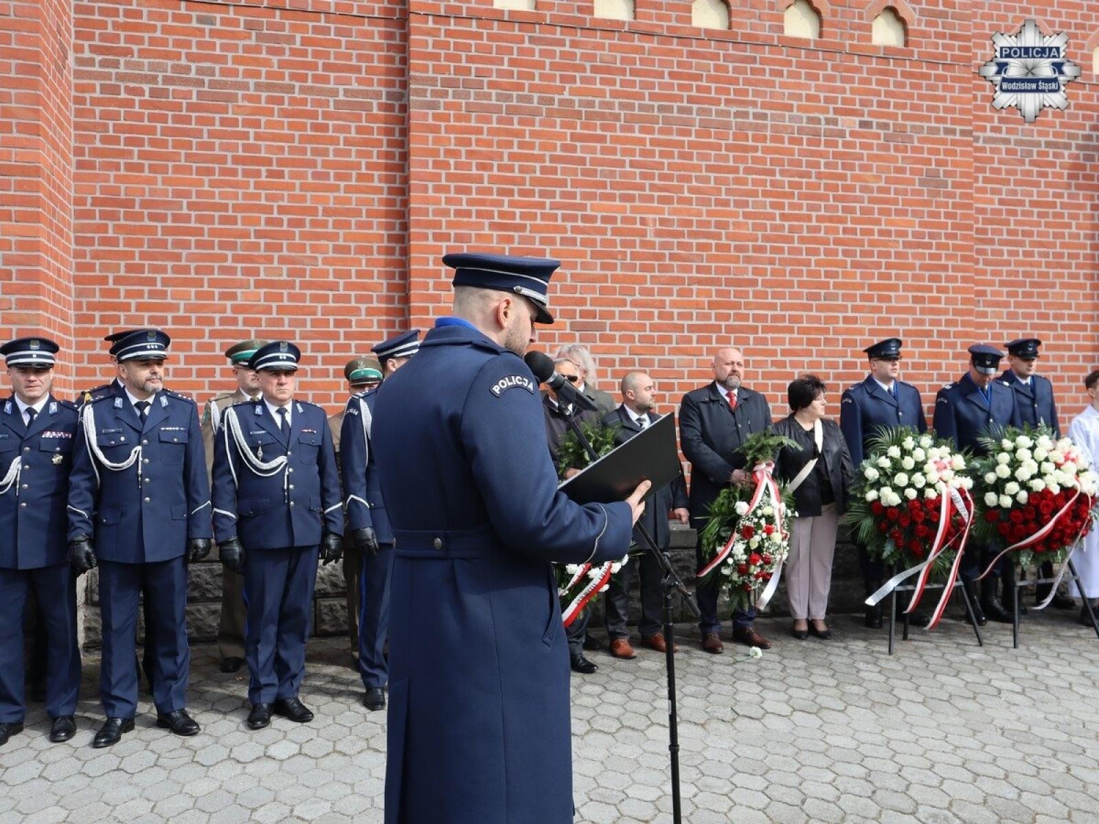 Zdjęcie w galerii na portalu naszwodzislaw.com: Hołd dla bohaterów. W Marklowicach odsłonięto tablicę ku czci ofiar Katynia wiadomości z regionu