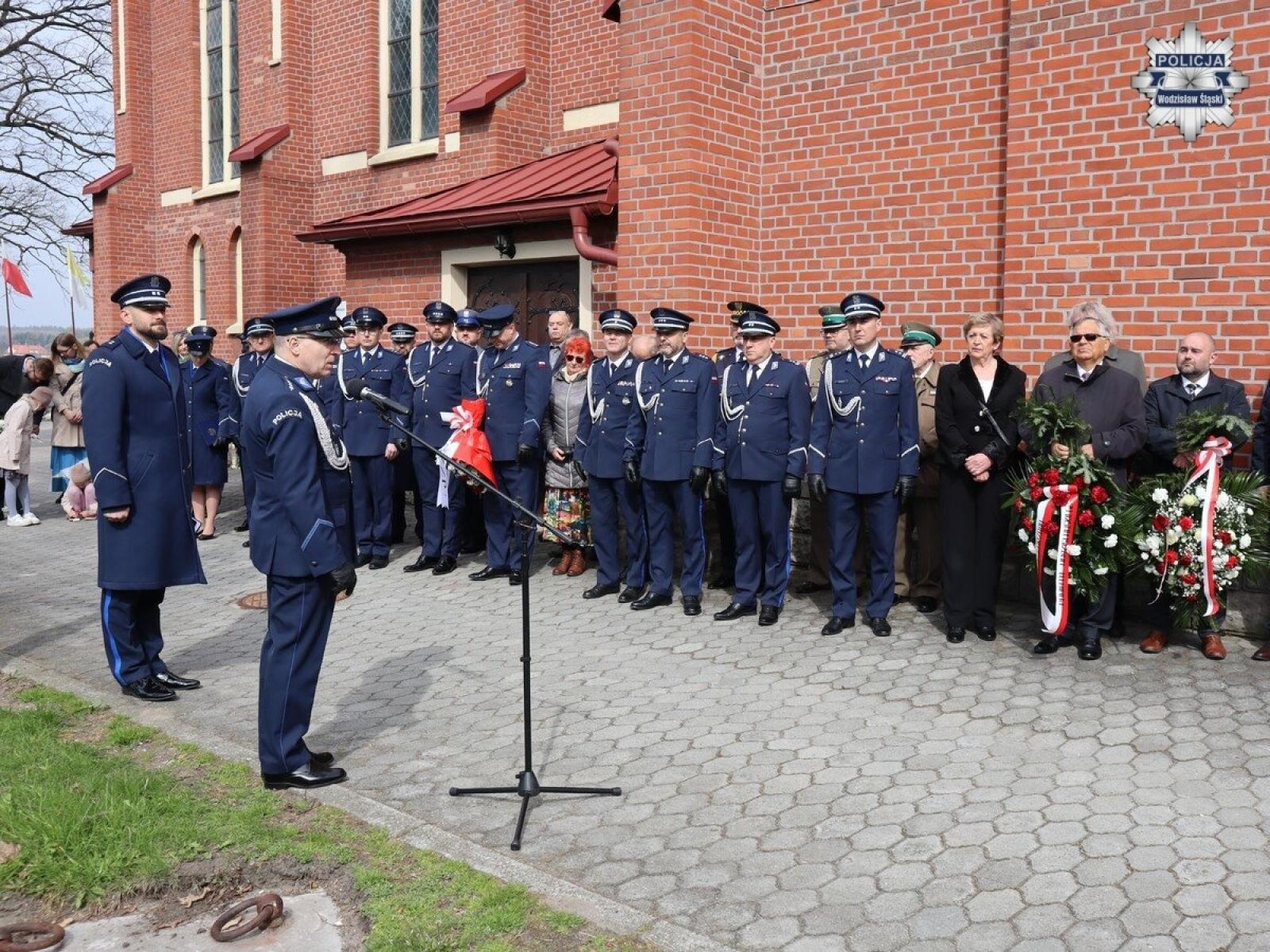 Zdjęcie w galerii na portalu naszwodzislaw.com: Hołd dla bohaterów. W Marklowicach odsłonięto tablicę ku czci ofiar Katynia wiadomości z regionu