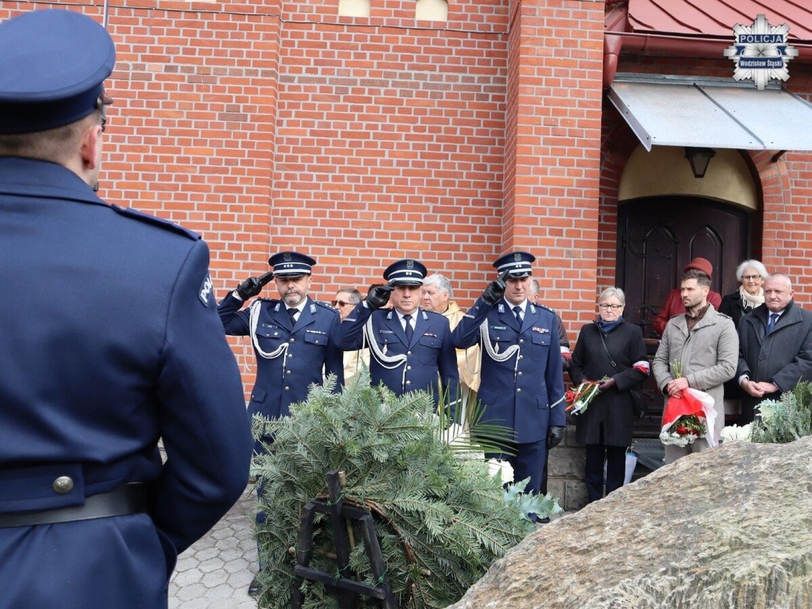 Zdjęcie w galerii na portalu naszwodzislaw.com: Hołd dla bohaterów. W Marklowicach odsłonięto tablicę ku czci ofiar Katynia wiadomości z regionu