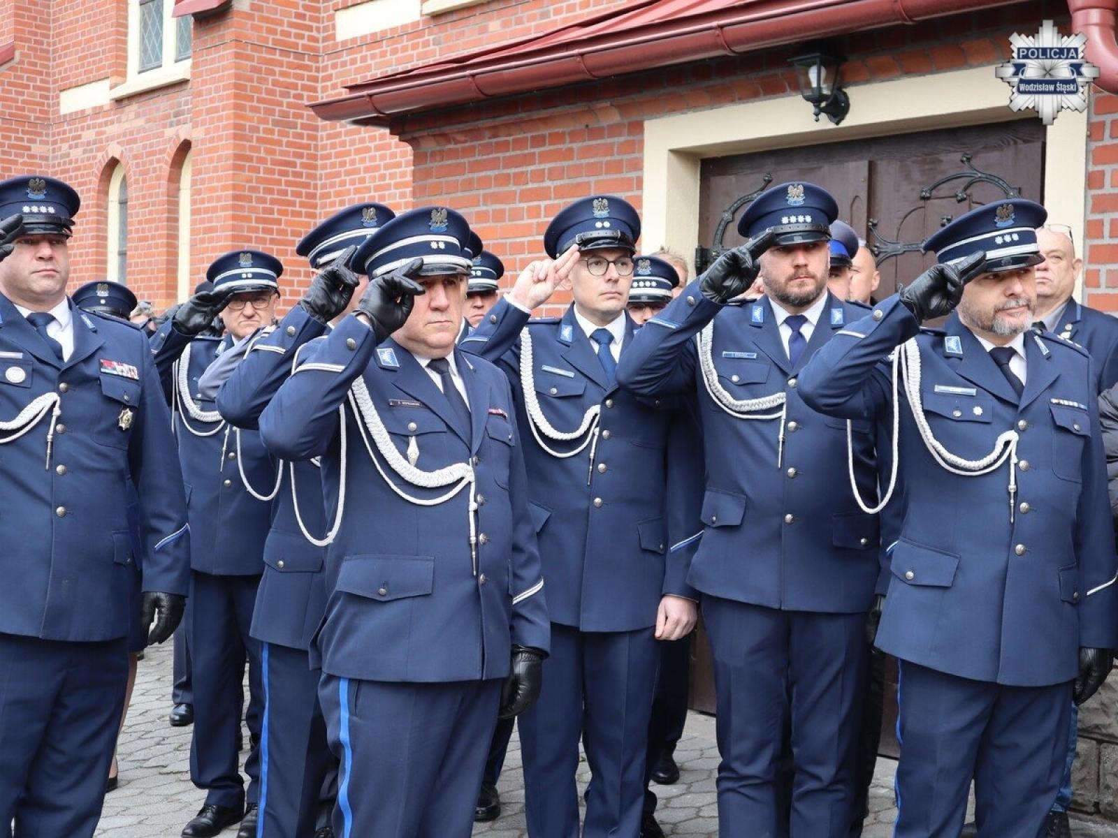 Zdjęcie w galerii na portalu naszwodzislaw.com: Hołd dla bohaterów. W Marklowicach odsłonięto tablicę ku czci ofiar Katynia wiadomości z regionu
