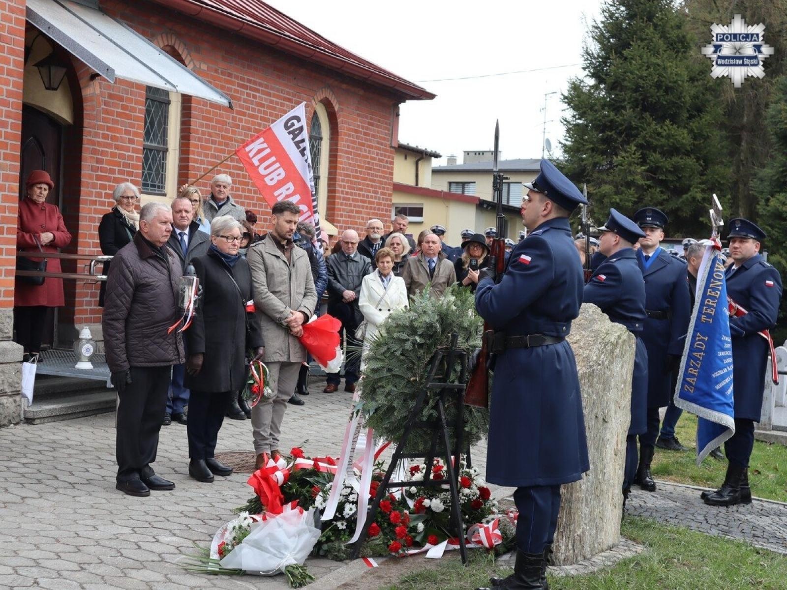 Zdjęcie w galerii na portalu naszwodzislaw.com: Hołd dla bohaterów. W Marklowicach odsłonięto tablicę ku czci ofiar Katynia wiadomości z regionu