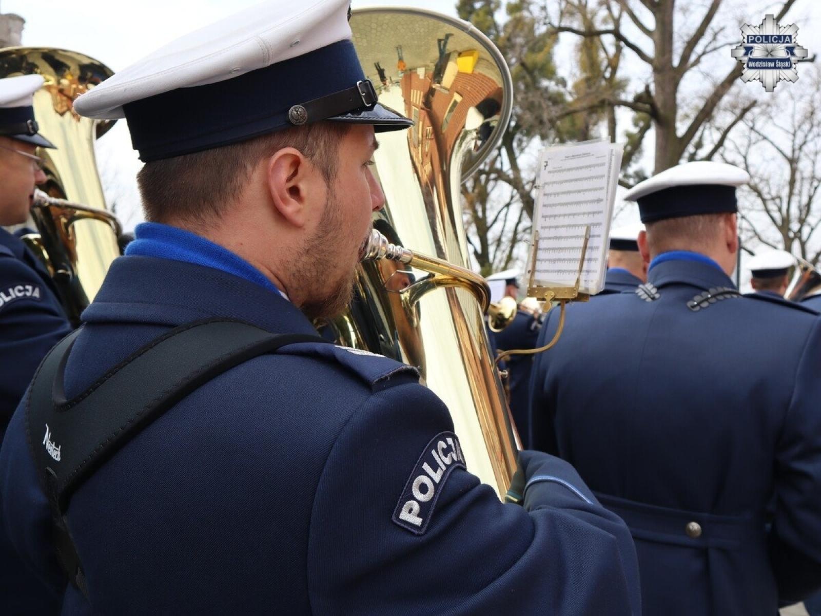 Zdjęcie w galerii na portalu naszwodzislaw.com: Hołd dla bohaterów. W Marklowicach odsłonięto tablicę ku czci ofiar Katynia wiadomości z regionu