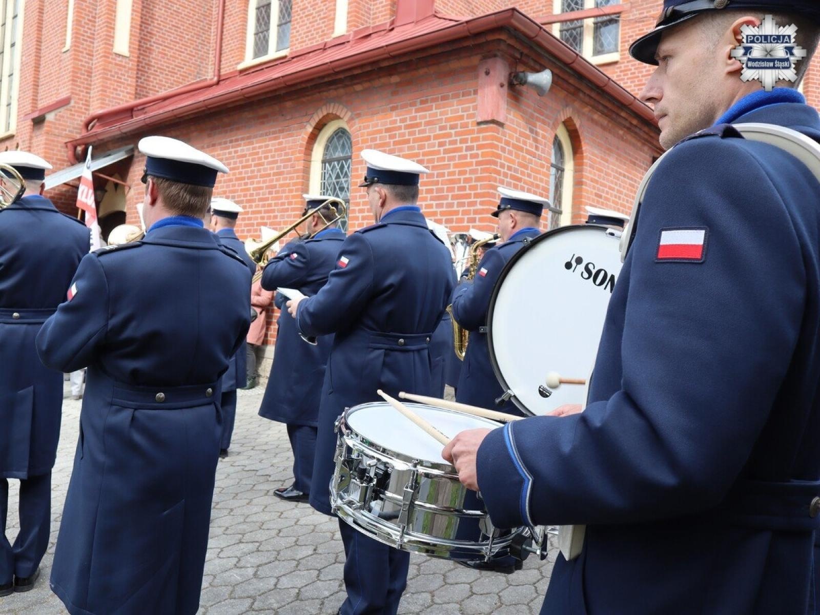 Zdjęcie w galerii na portalu naszwodzislaw.com: Hołd dla bohaterów. W Marklowicach odsłonięto tablicę ku czci ofiar Katynia wiadomości z regionu