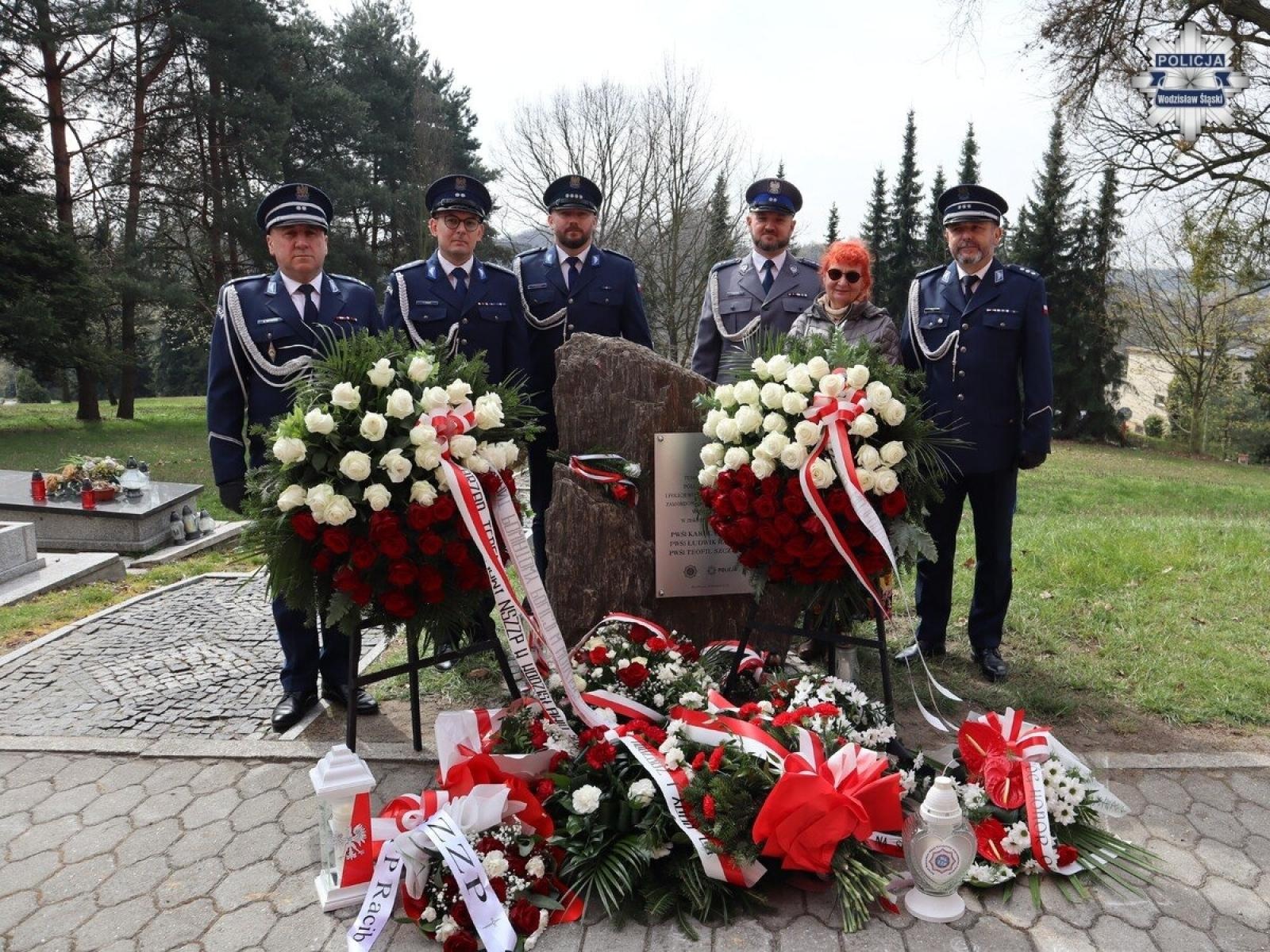 Zdjęcie w galerii na portalu naszwodzislaw.com: Hołd dla bohaterów. W Marklowicach odsłonięto tablicę ku czci ofiar Katynia wiadomości z regionu