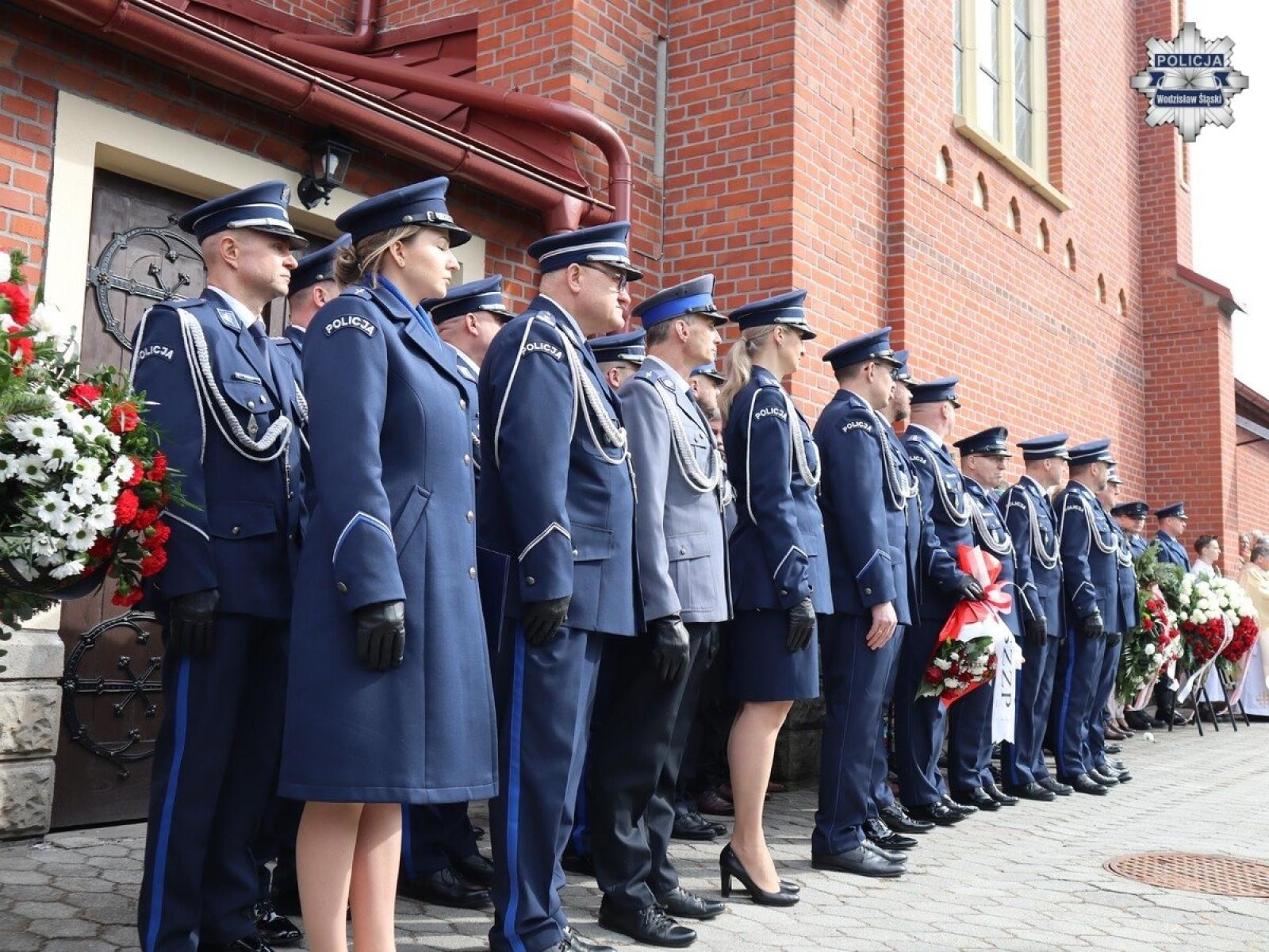 Zdjęcie w galerii na portalu naszwodzislaw.com: Hołd dla bohaterów. W Marklowicach odsłonięto tablicę ku czci ofiar Katynia wiadomości z regionu