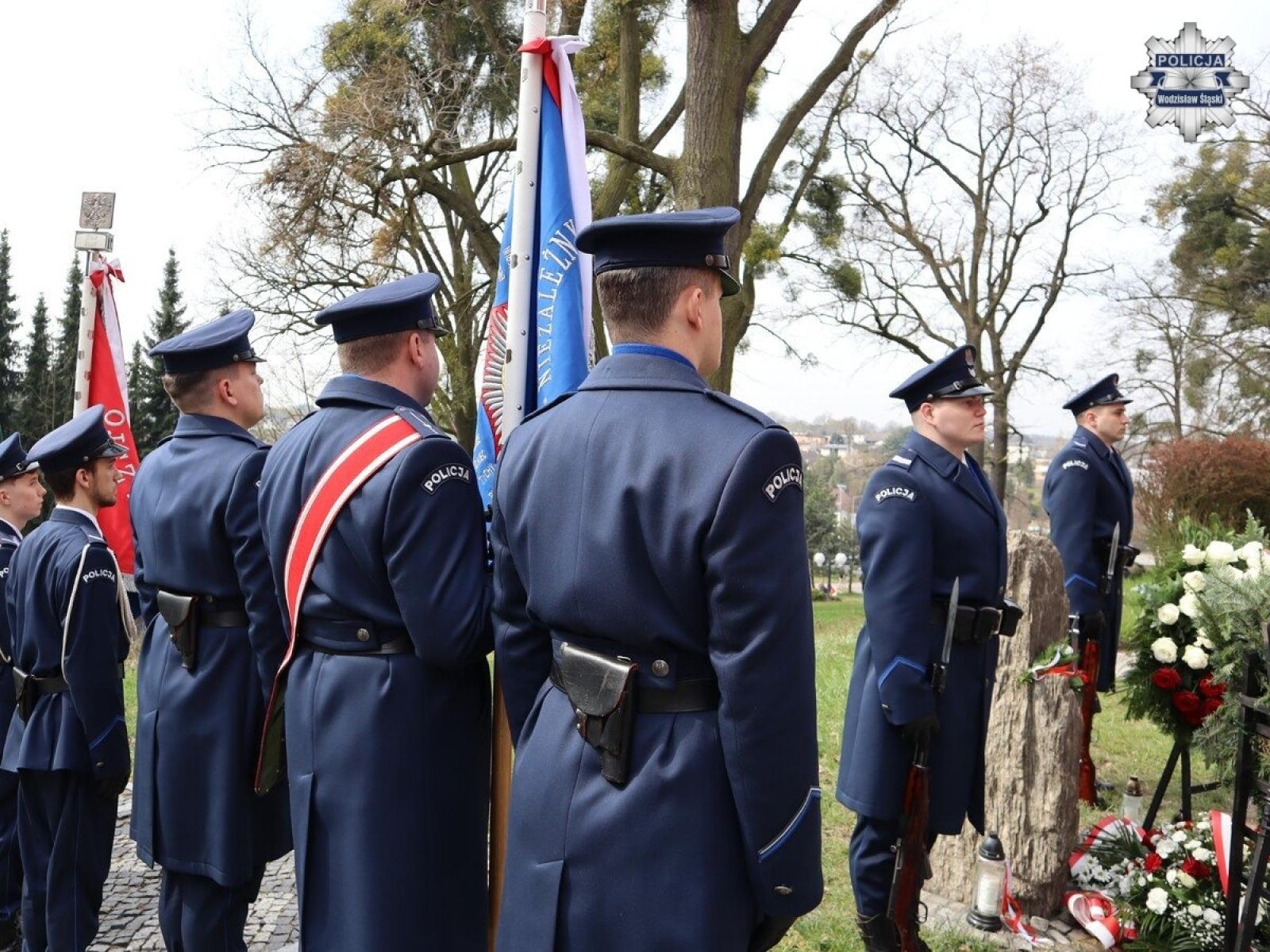 Zdjęcie w galerii na portalu naszwodzislaw.com: Hołd dla bohaterów. W Marklowicach odsłonięto tablicę ku czci ofiar Katynia wiadomości z regionu