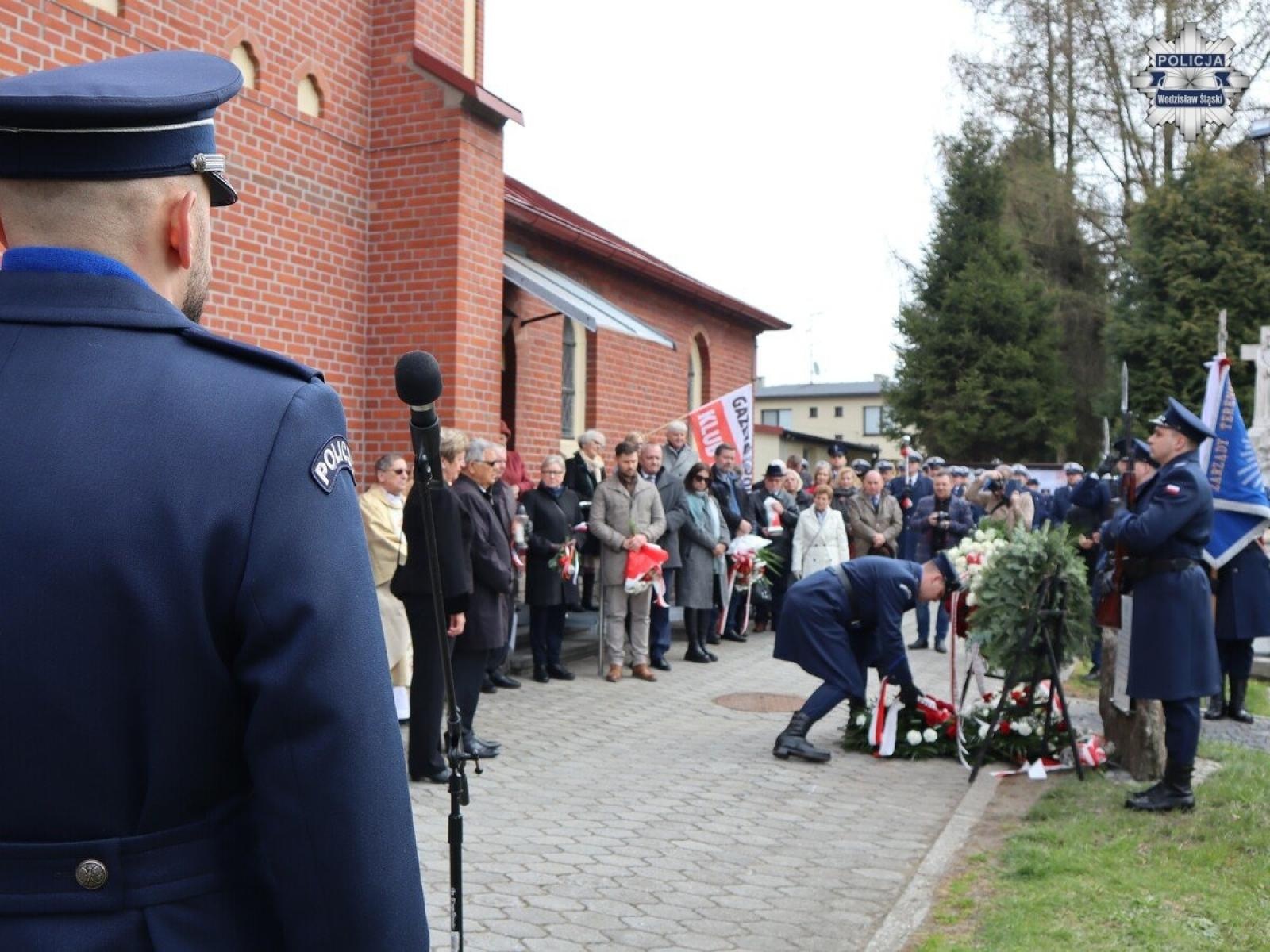Zdjęcie w galerii na portalu naszwodzislaw.com: Hołd dla bohaterów. W Marklowicach odsłonięto tablicę ku czci ofiar Katynia wiadomości z regionu
