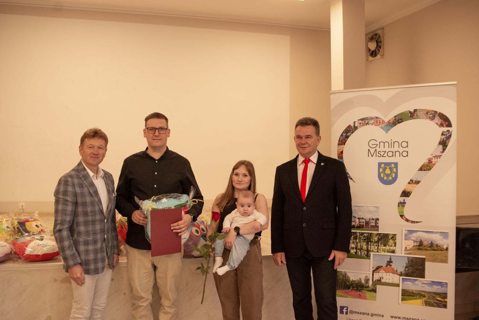 Zdjęcie w galerii na portalu naszwodzislaw.com: Mały gest, wielka radość. Gmina Mszana wita najmłodszych mieszkańców [FOTO] wiadomości z regionu