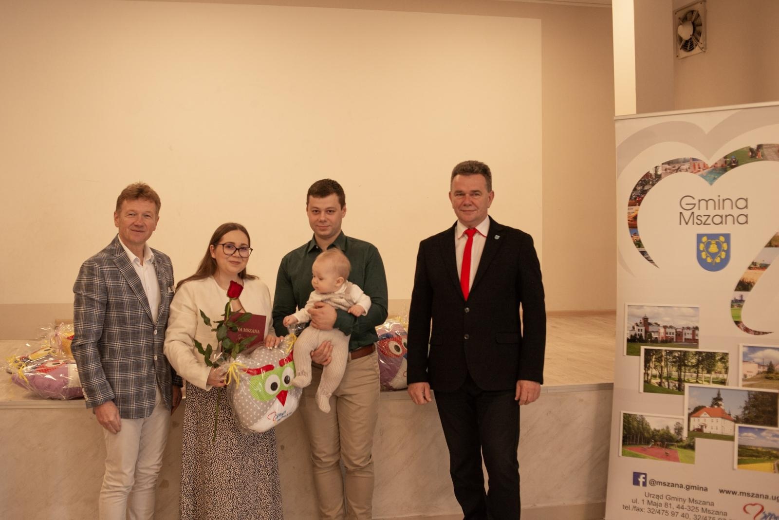 Zdjęcie w galerii na portalu naszwodzislaw.com: Mały gest, wielka radość. Gmina Mszana wita najmłodszych mieszkańców [FOTO] wiadomości z regionu