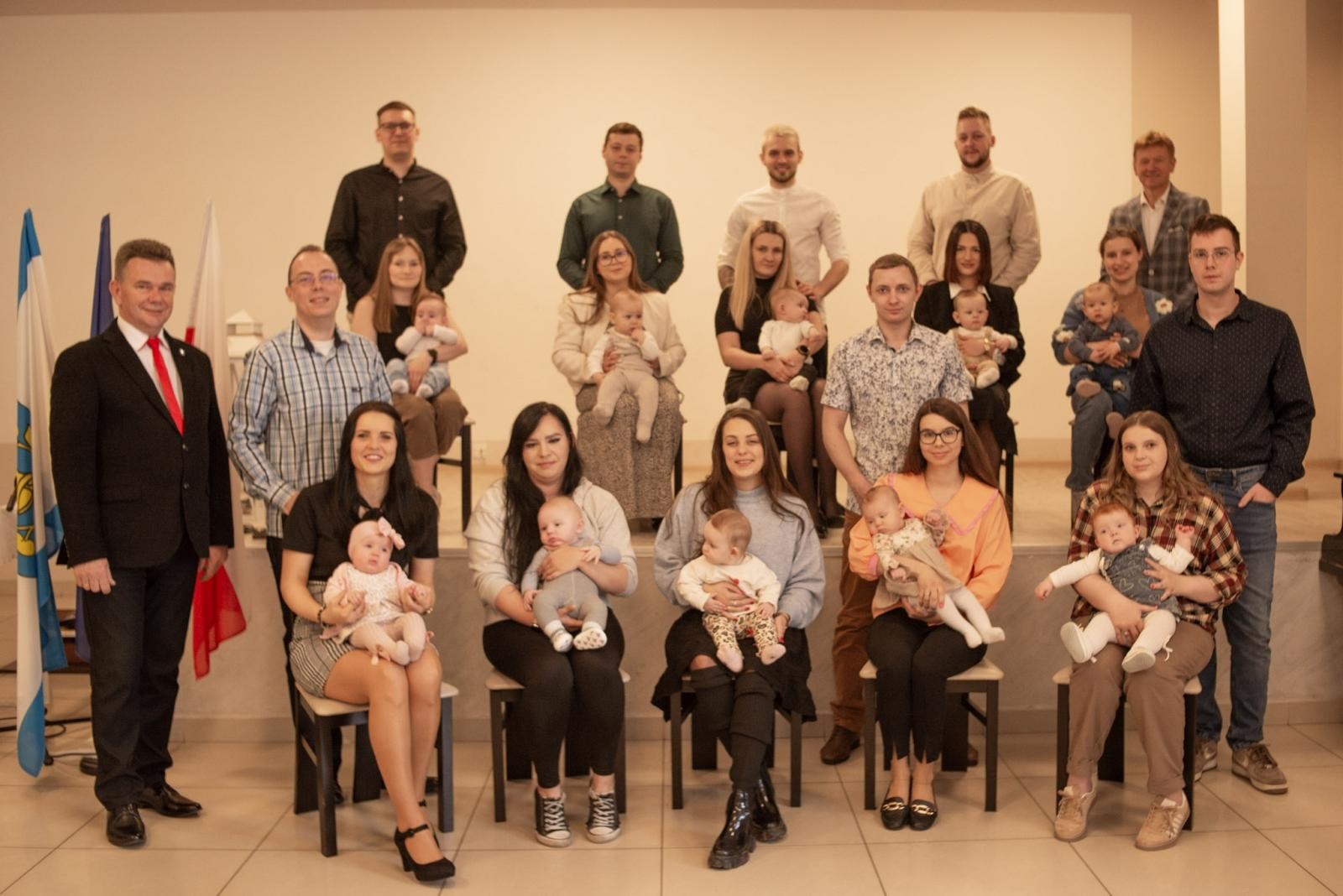 Zdjęcie w galerii na portalu naszwodzislaw.com: Mały gest, wielka radość. Gmina Mszana wita najmłodszych mieszkańców [FOTO] wiadomości z regionu