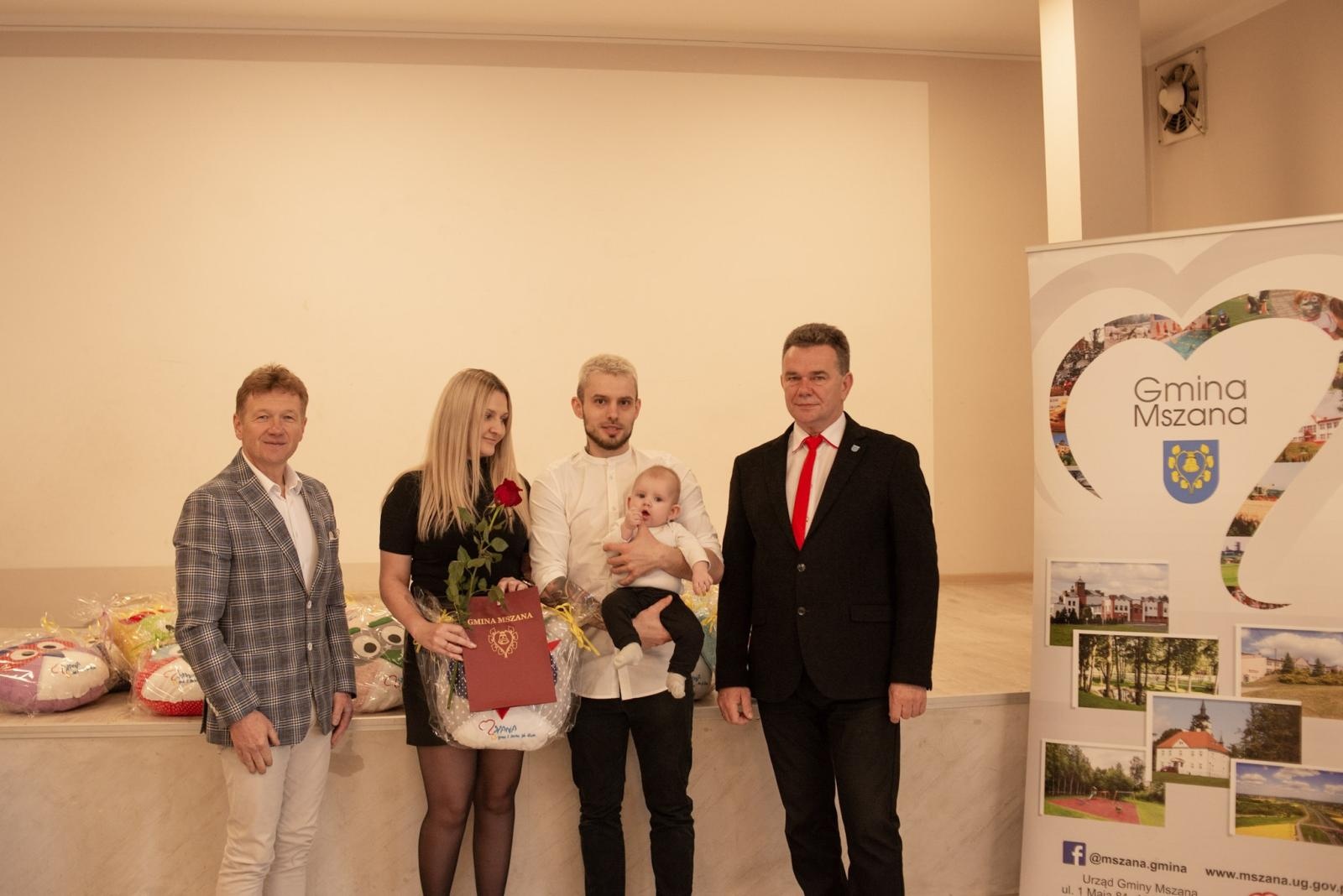Zdjęcie w galerii na portalu naszwodzislaw.com: Mały gest, wielka radość. Gmina Mszana wita najmłodszych mieszkańców [FOTO] wiadomości z regionu