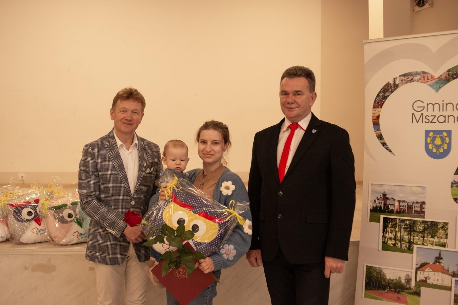 Zdjęcie w galerii na portalu naszwodzislaw.com: Mały gest, wielka radość. Gmina Mszana wita najmłodszych mieszkańców [FOTO] wiadomości z regionu