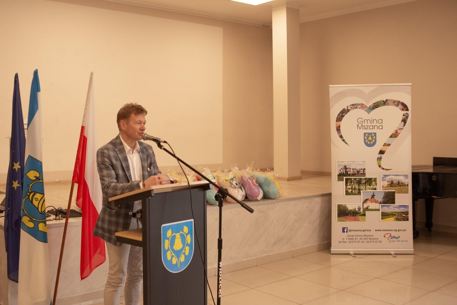 Zdjęcie w galerii na portalu naszwodzislaw.com: Mały gest, wielka radość. Gmina Mszana wita najmłodszych mieszkańców [FOTO] wiadomości z regionu