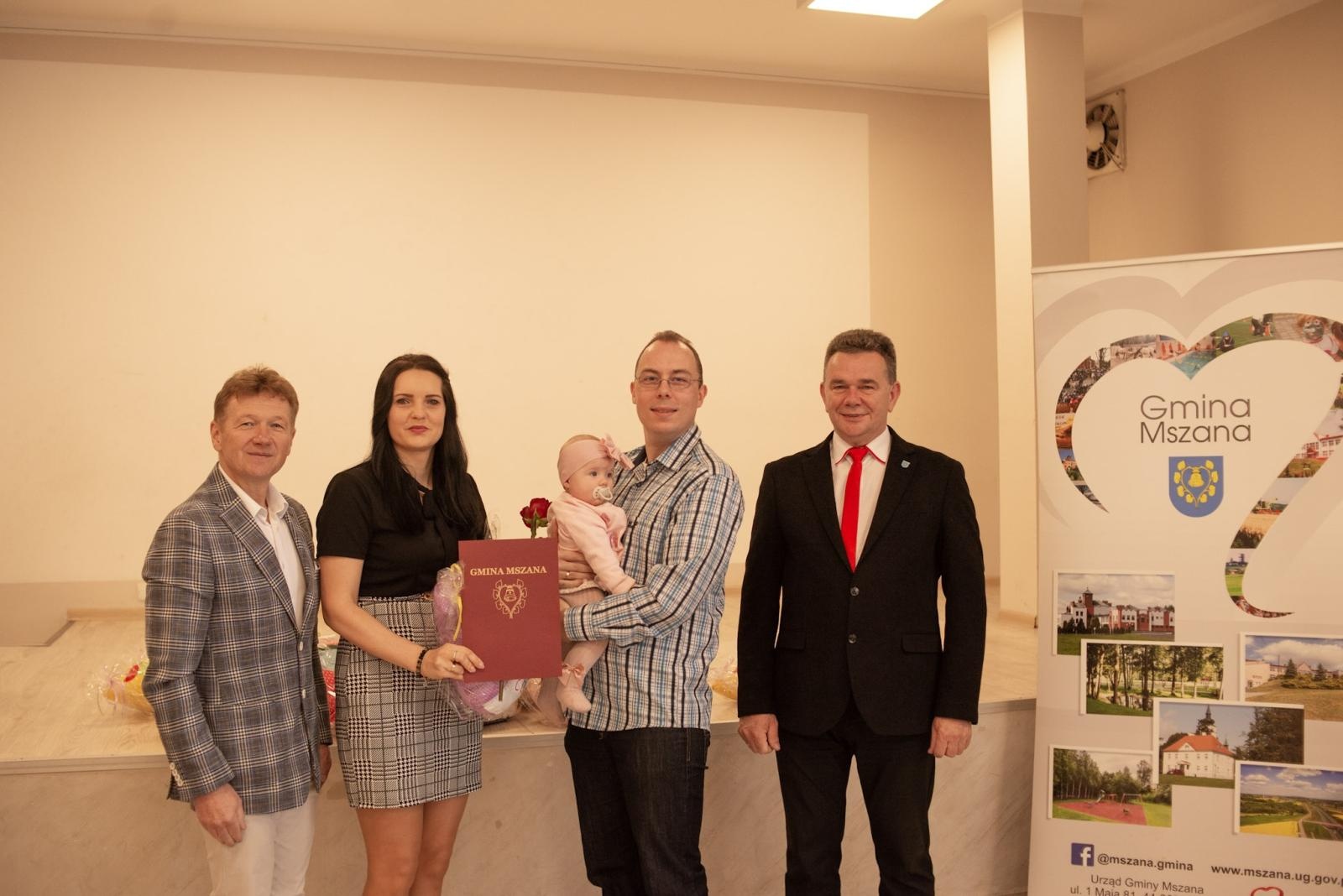 Zdjęcie w galerii na portalu naszwodzislaw.com: Mały gest, wielka radość. Gmina Mszana wita najmłodszych mieszkańców [FOTO] wiadomości z regionu