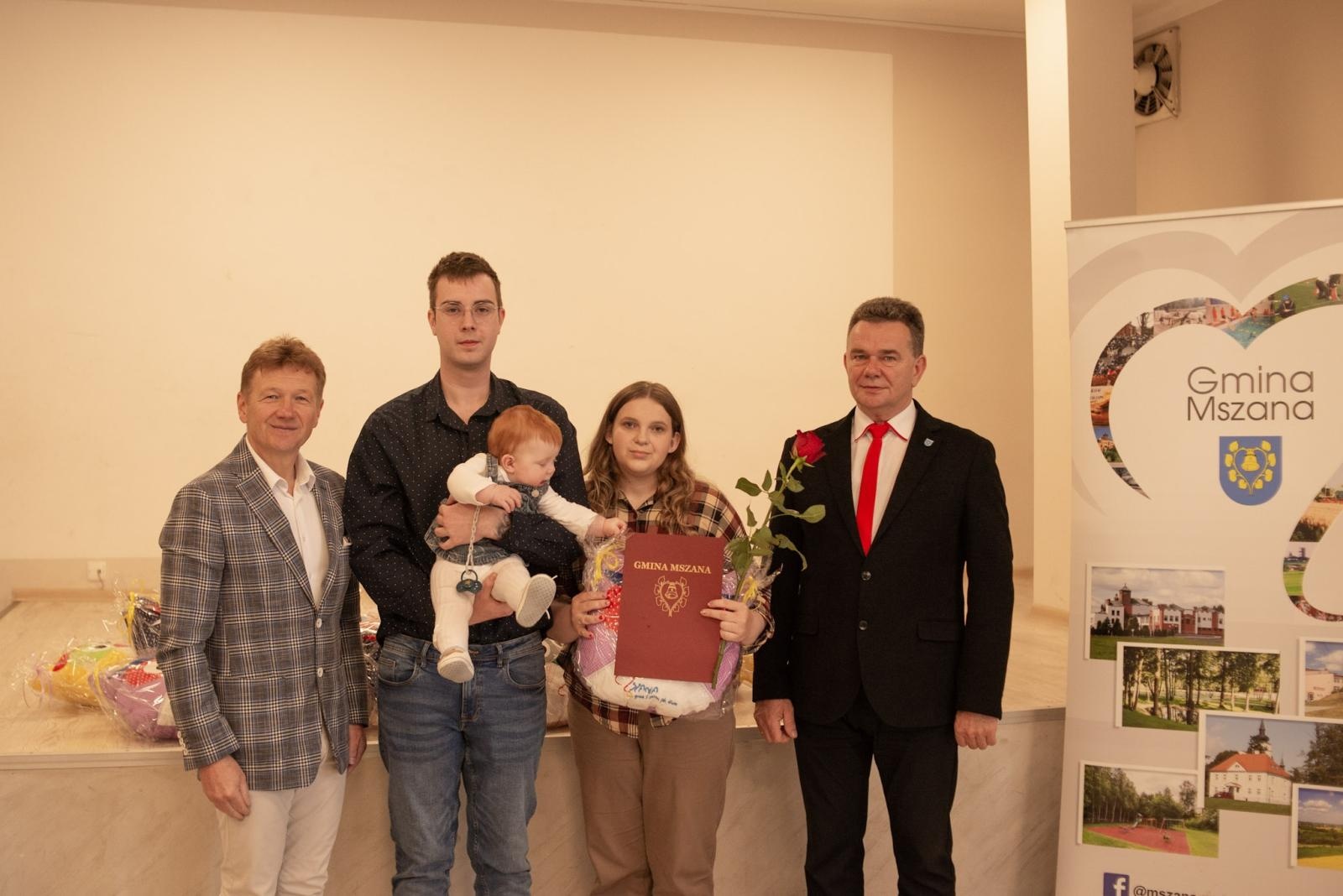 Zdjęcie w galerii na portalu naszwodzislaw.com: Mały gest, wielka radość. Gmina Mszana wita najmłodszych mieszkańców [FOTO] wiadomości z regionu