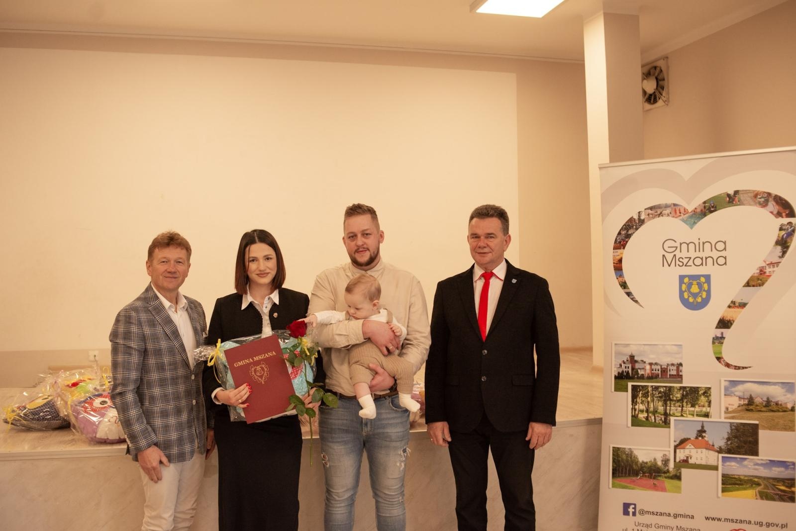 Zdjęcie w galerii na portalu naszwodzislaw.com: Mały gest, wielka radość. Gmina Mszana wita najmłodszych mieszkańców [FOTO] wiadomości z regionu