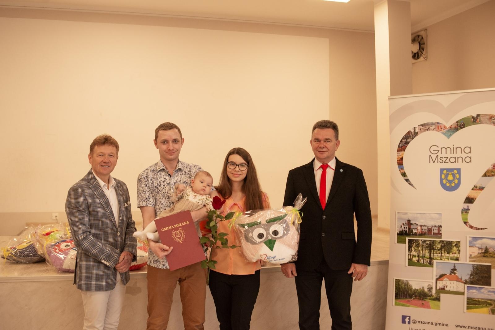 Zdjęcie w galerii na portalu naszwodzislaw.com: Mały gest, wielka radość. Gmina Mszana wita najmłodszych mieszkańców [FOTO] wiadomości z regionu