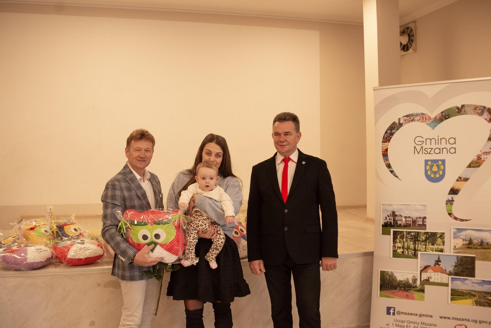 Zdjęcie w galerii na portalu naszwodzislaw.com: Mały gest, wielka radość. Gmina Mszana wita najmłodszych mieszkańców [FOTO] wiadomości z regionu