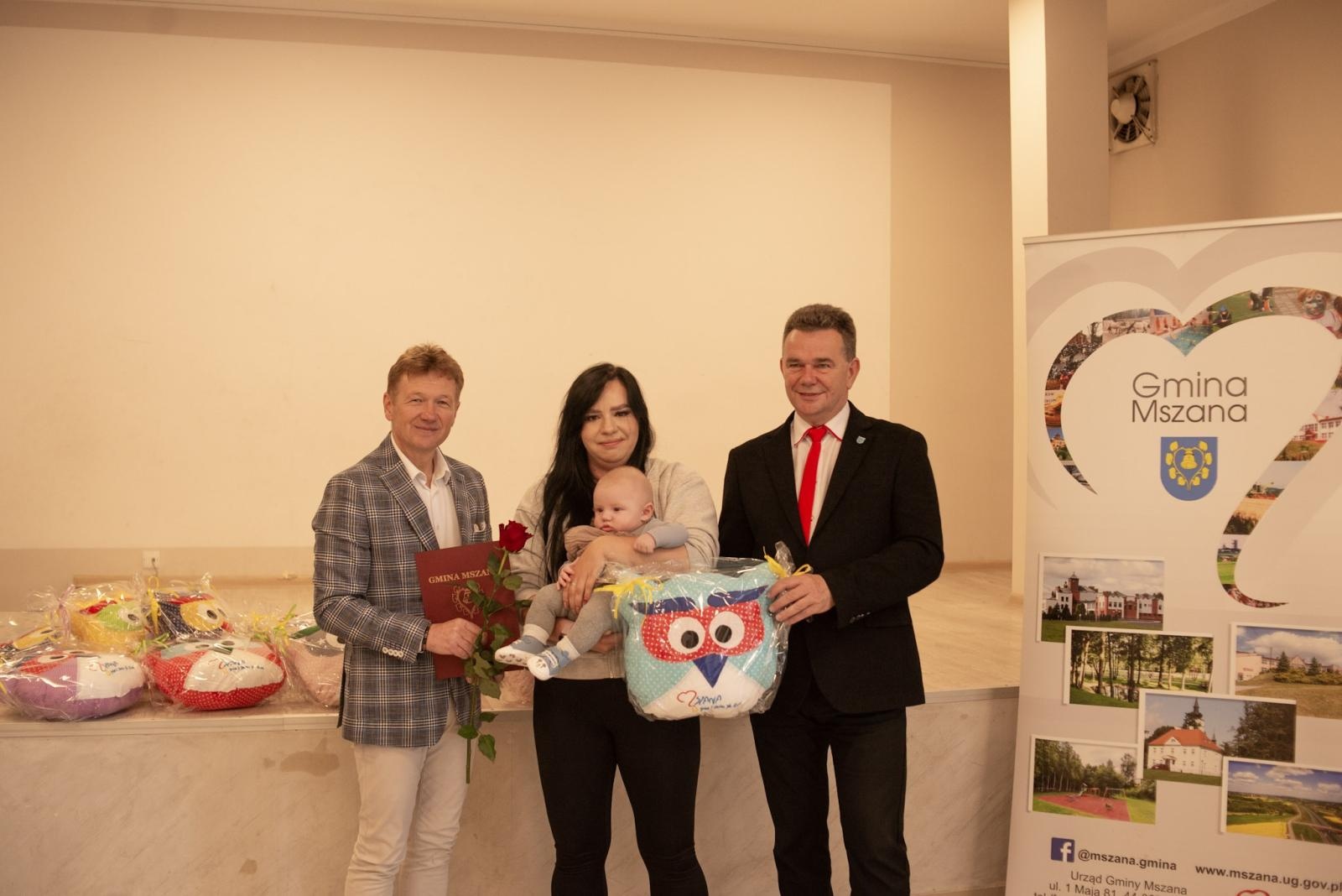 Zdjęcie w galerii na portalu naszwodzislaw.com: Mały gest, wielka radość. Gmina Mszana wita najmłodszych mieszkańców [FOTO] wiadomości z regionu