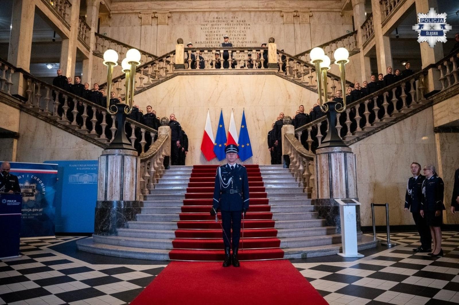 Zdjęcie w galerii na portalu naszwodzislaw.com: Nowo przyjęci policjanci złożyli ślubowanie [FOTO] wiadomości z regionu