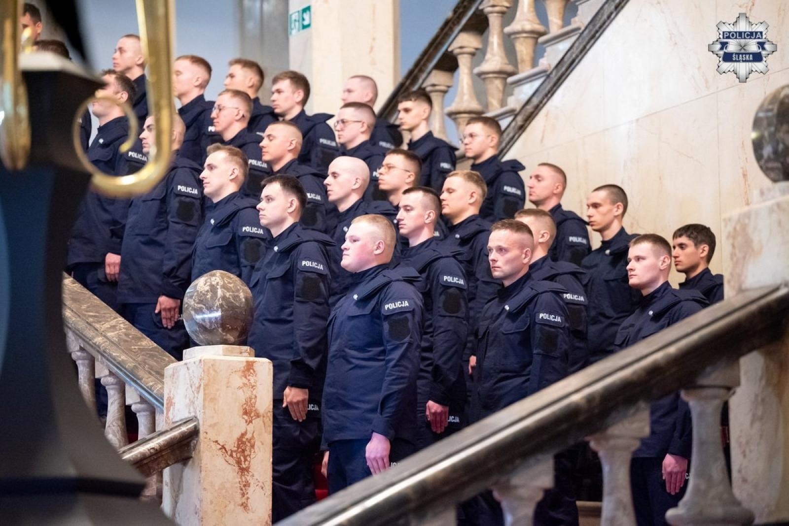 Zdjęcie w galerii na portalu naszwodzislaw.com: Nowo przyjęci policjanci złożyli ślubowanie [FOTO] wiadomości z regionu
