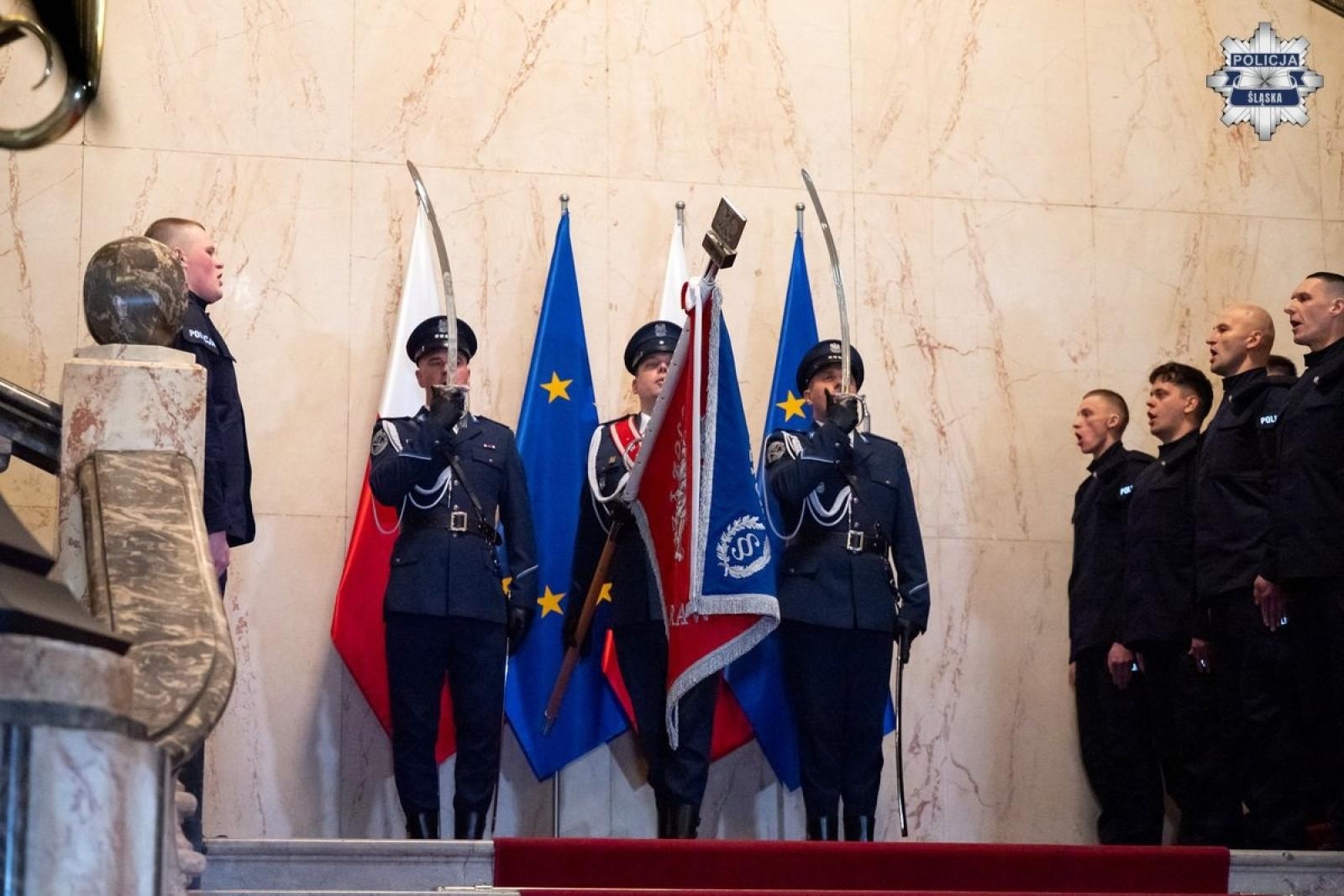 Zdjęcie w galerii na portalu naszwodzislaw.com: Nowo przyjęci policjanci złożyli ślubowanie [FOTO] wiadomości z regionu