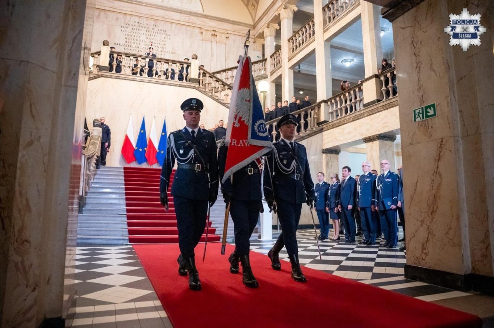 Zdjęcie w galerii na portalu naszwodzislaw.com: Nowo przyjęci policjanci złożyli ślubowanie [FOTO] wiadomości z regionu