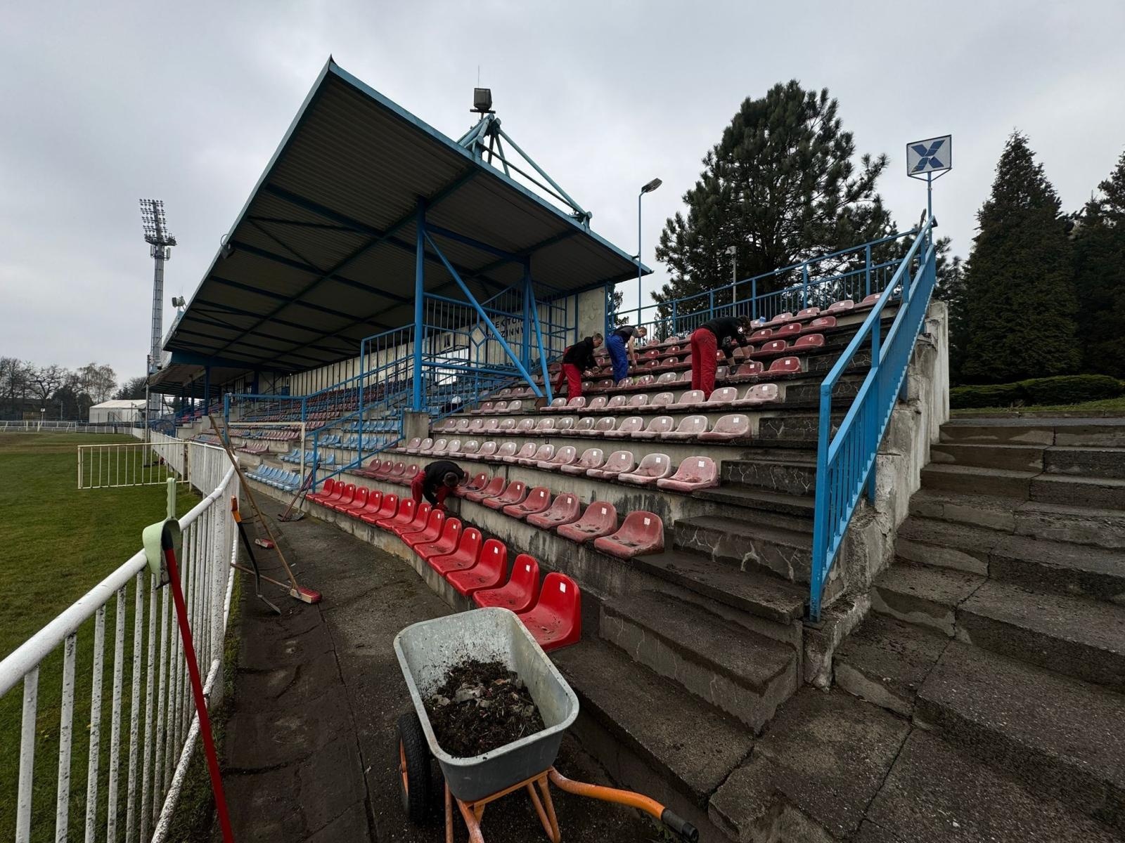 Zdjęcie w galerii na portalu naszwodzislaw.com: Młodzież z Rud włączy się w rewitalizację stadionu Aleja. Jest porozumienie z MOSiR wiadomości z regionu