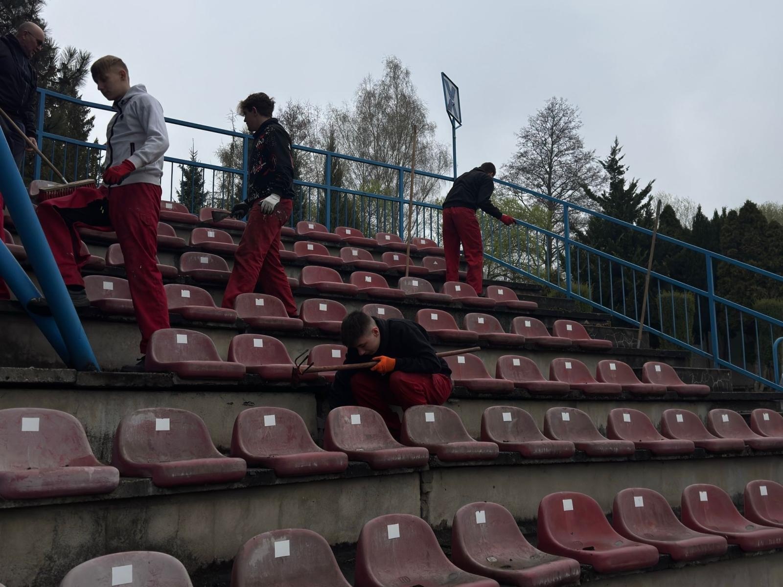 Zdjęcie w galerii na portalu naszwodzislaw.com: Młodzież z Rud włączy się w rewitalizację stadionu Aleja. Jest porozumienie z MOSiR wiadomości z regionu