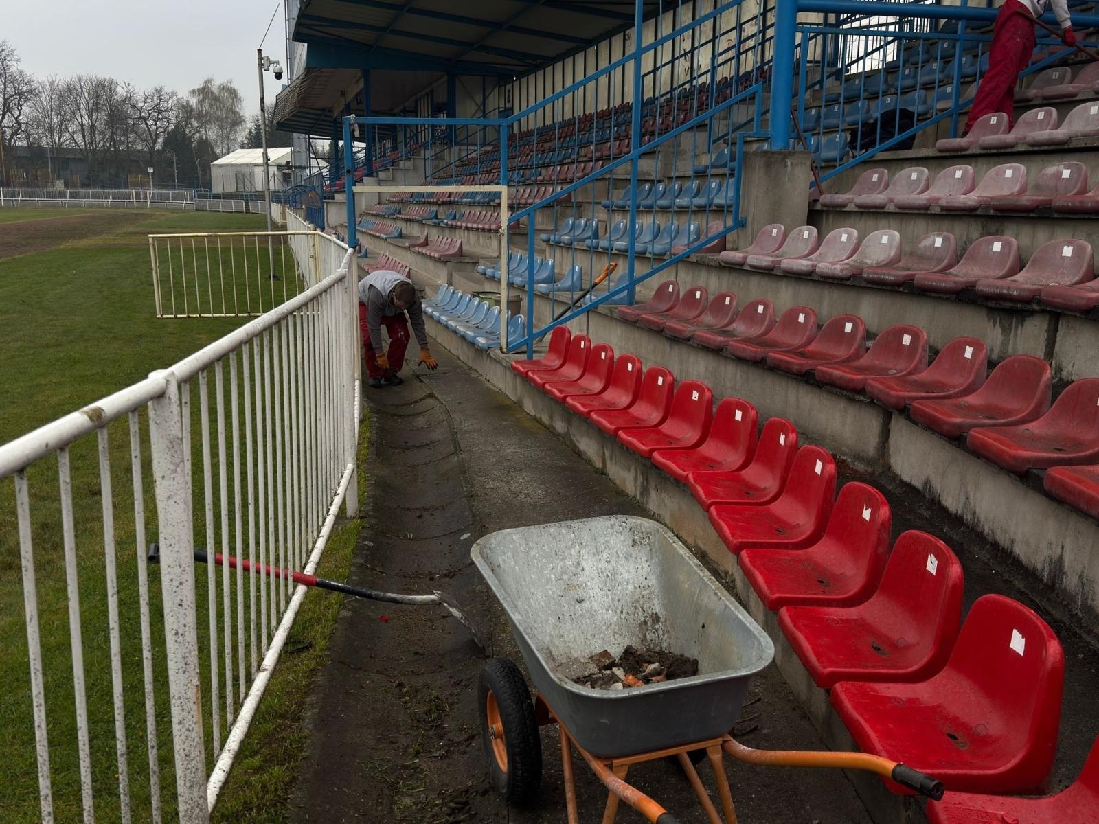 Zdjęcie w galerii na portalu naszwodzislaw.com: Młodzież z Rud włączy się w rewitalizację stadionu Aleja. Jest porozumienie z MOSiR wiadomości z regionu