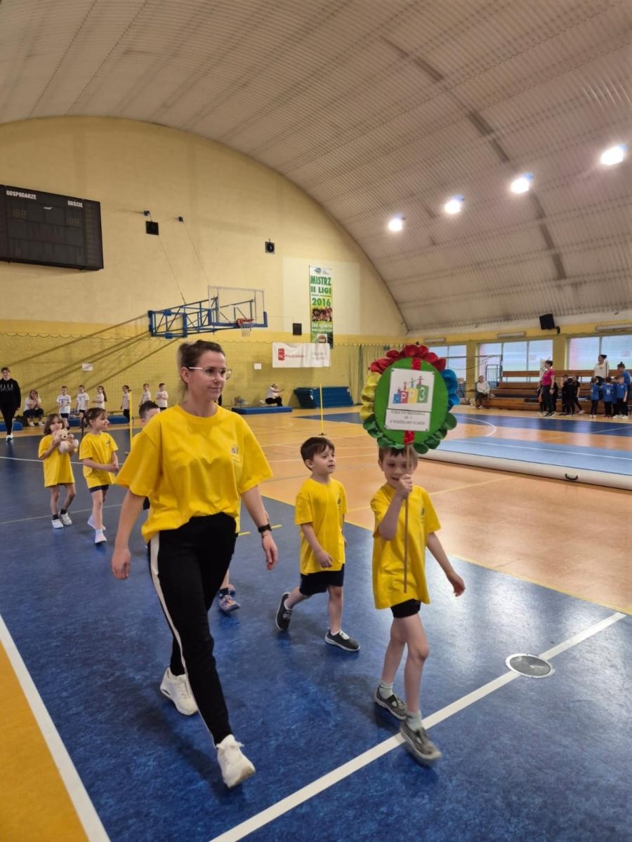 Zdjęcie w galerii na portalu naszwodzislaw.com: Festiwal dziecięcej energii. Przedszkolaki przejęły sportową halę [FOTO] wiadomości z regionu