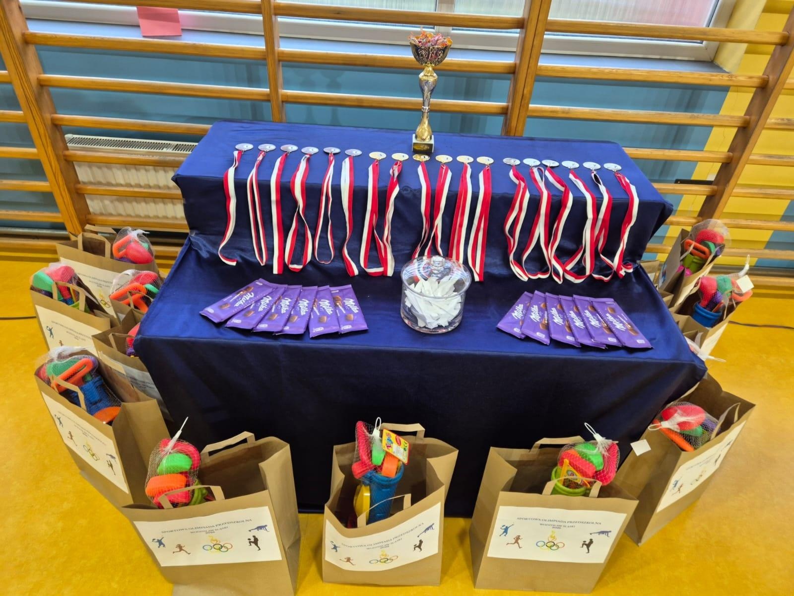 Zdjęcie w galerii na portalu naszwodzislaw.com: Festiwal dziecięcej energii. Przedszkolaki przejęły sportową halę [FOTO] wiadomości z regionu