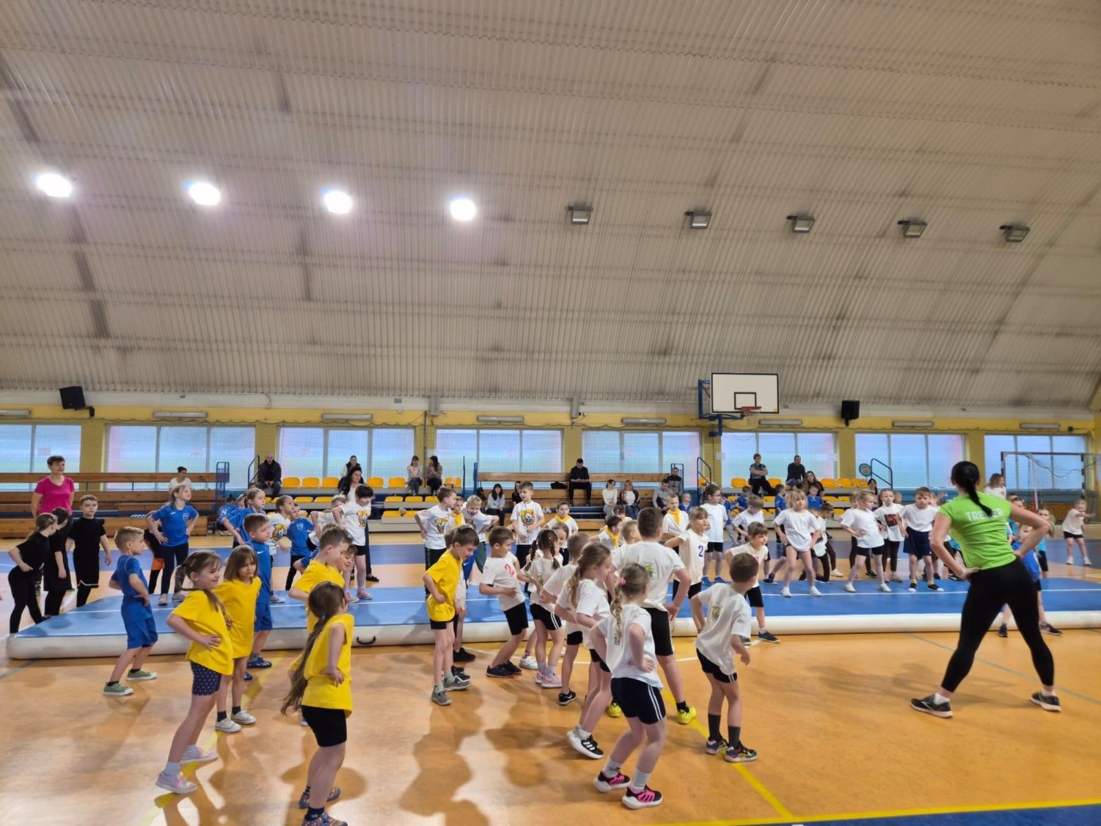 Zdjęcie w galerii na portalu naszwodzislaw.com: Festiwal dziecięcej energii. Przedszkolaki przejęły sportową halę [FOTO] wiadomości z regionu