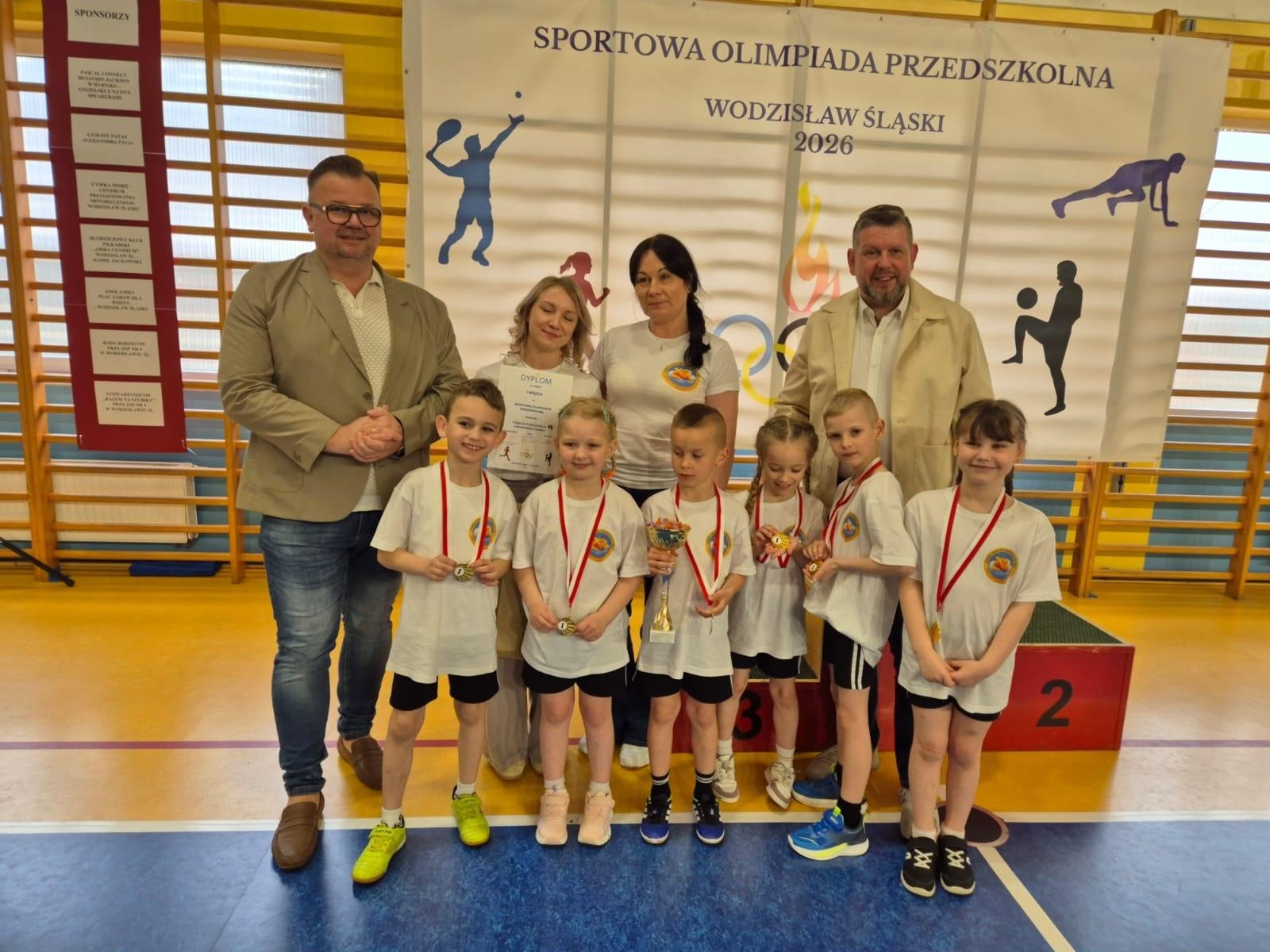 Zdjęcie w galerii na portalu naszwodzislaw.com: Festiwal dziecięcej energii. Przedszkolaki przejęły sportową halę [FOTO] wiadomości z regionu