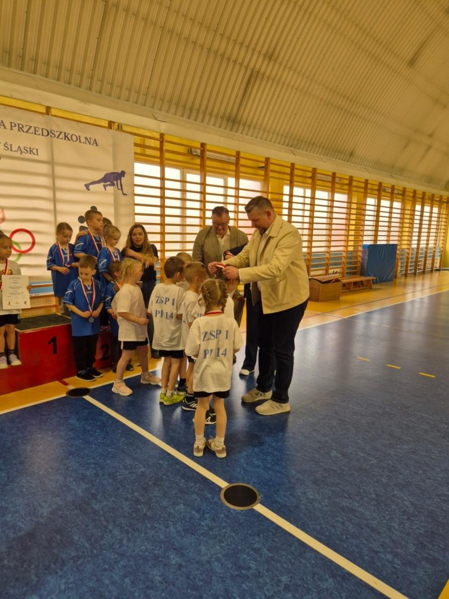 Zdjęcie w galerii na portalu naszwodzislaw.com: Festiwal dziecięcej energii. Przedszkolaki przejęły sportową halę [FOTO] wiadomości z regionu