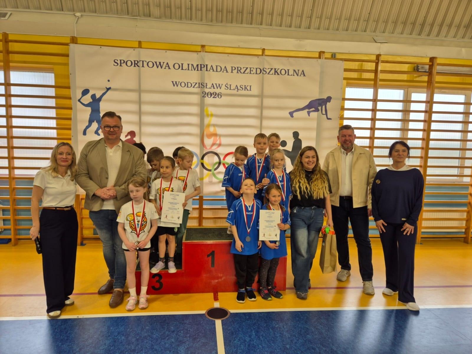 Zdjęcie w galerii na portalu naszwodzislaw.com: Festiwal dziecięcej energii. Przedszkolaki przejęły sportową halę [FOTO] wiadomości z regionu